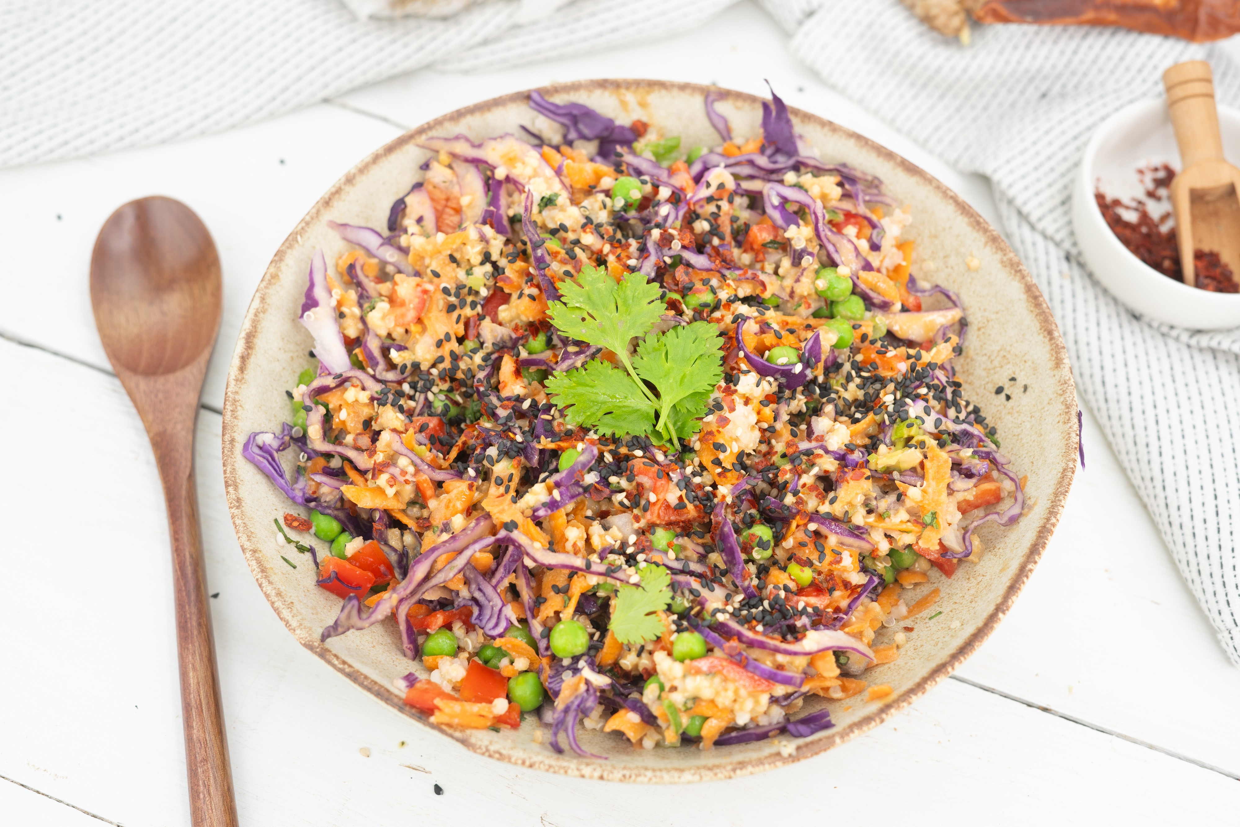 Rezept Serviervorschlag Quinoa Salat mit Erdnussdressing 