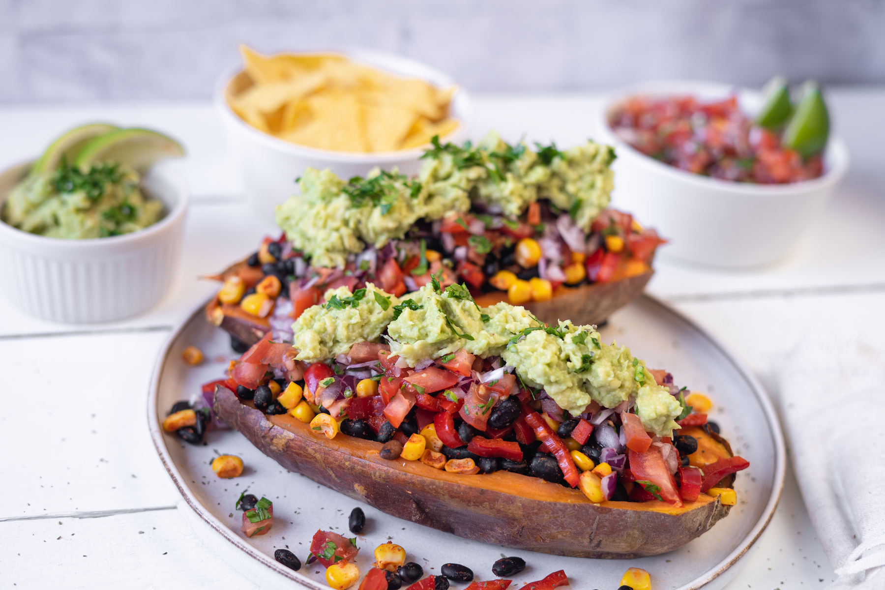 Rezept Serviervorschlag Gefüllte Süßkartoffel mit Bohnen & Avocado Dip 