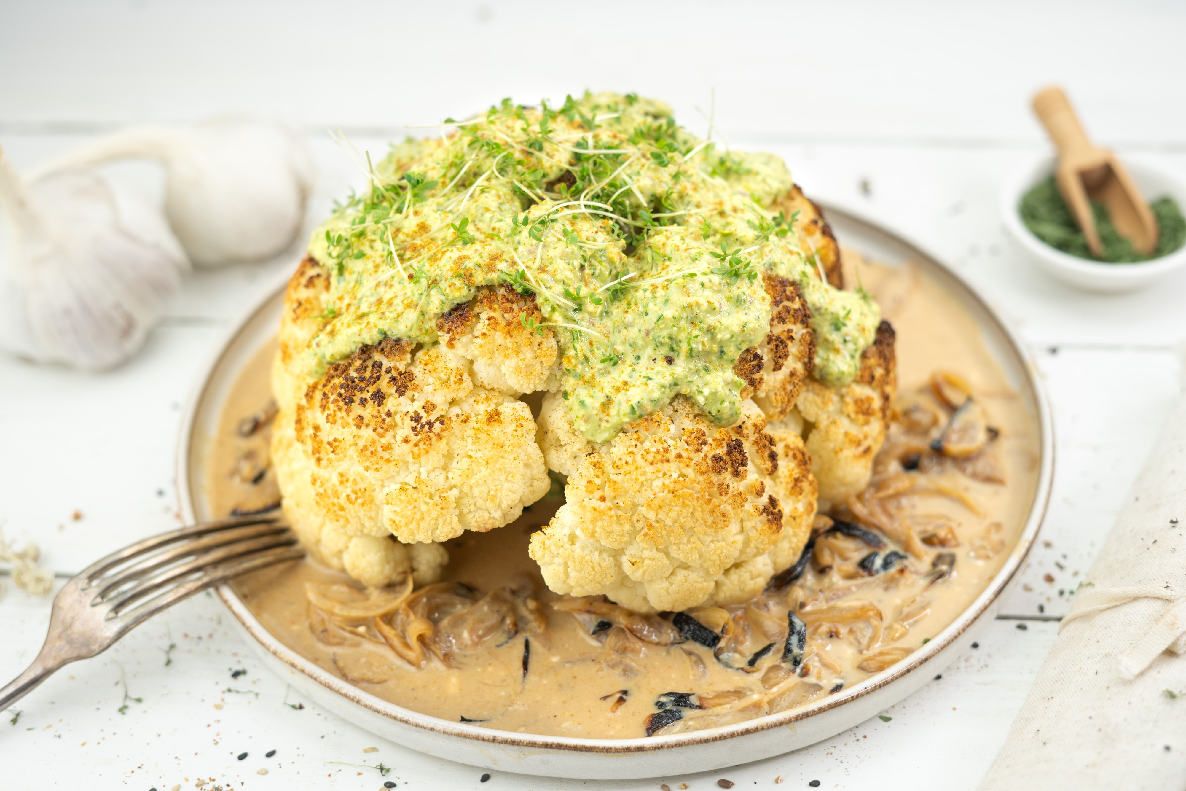 Rezept Serviervorschlag Gebackener Blumenkohl mit Pistazien Pesto 