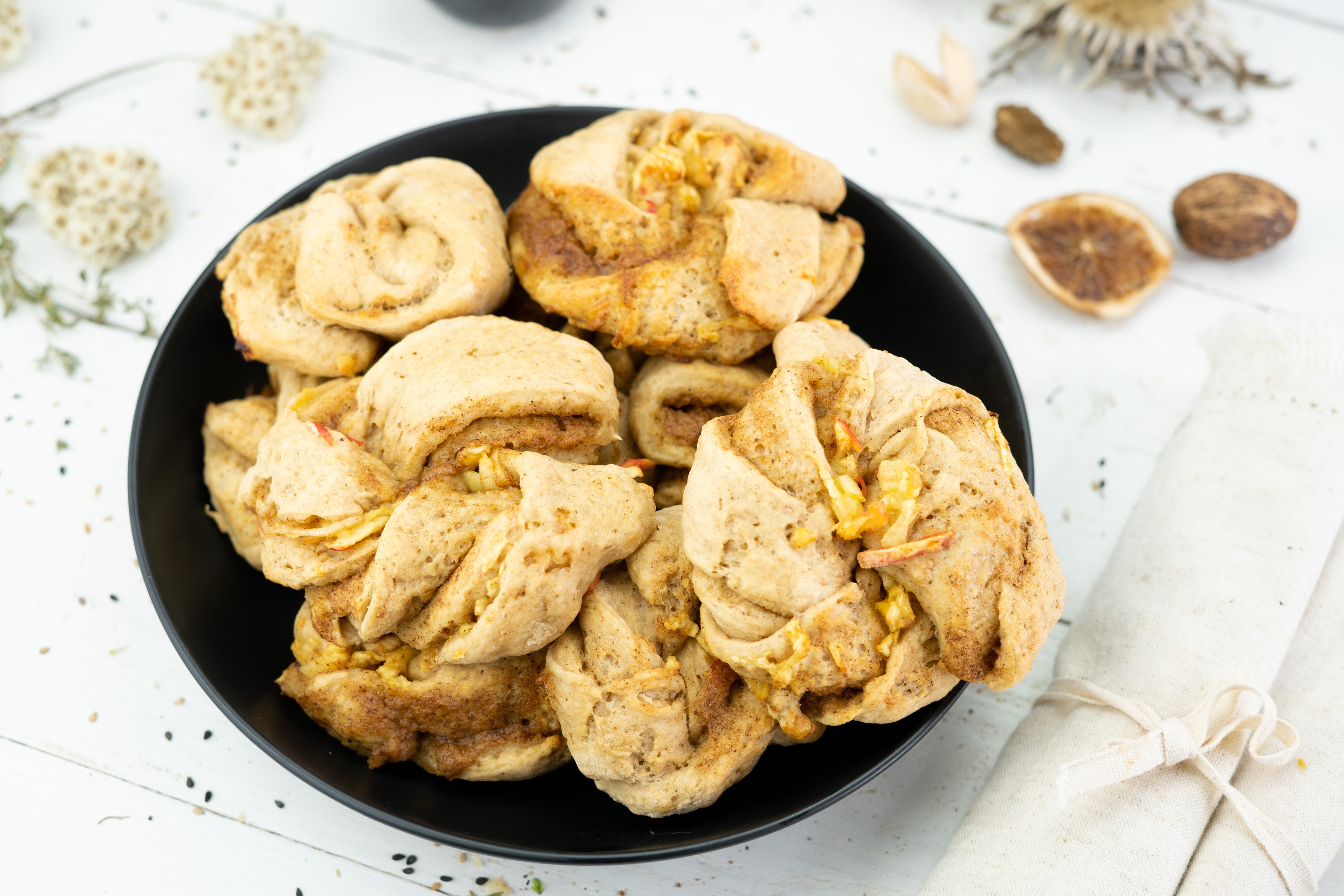 Rezept Serviervorschlag Apfel Zimt Schnecken mit Nüssen