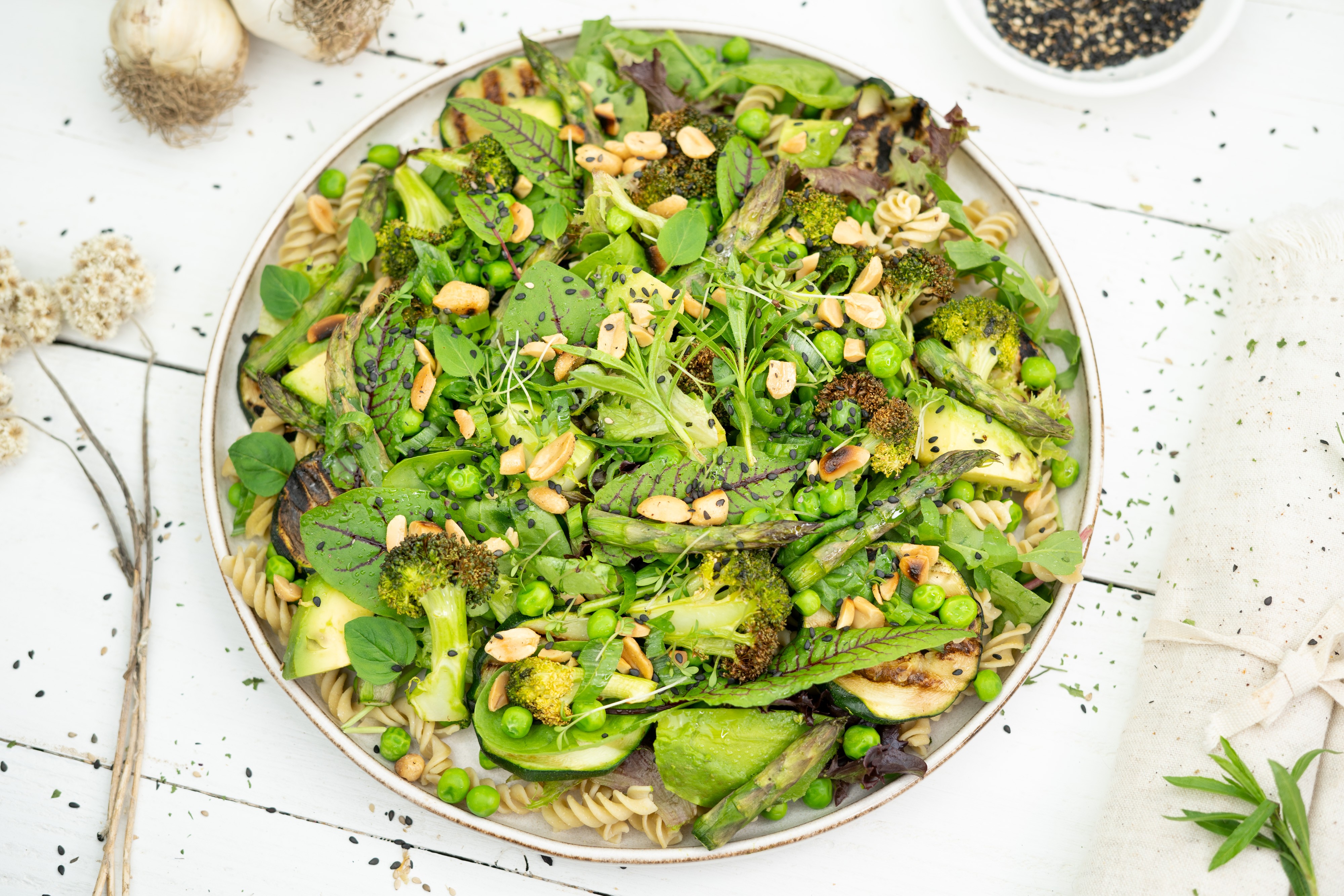 Rezept Serviervorschlag Gesunder Spargel Zucchini Salat mit Brokkoli