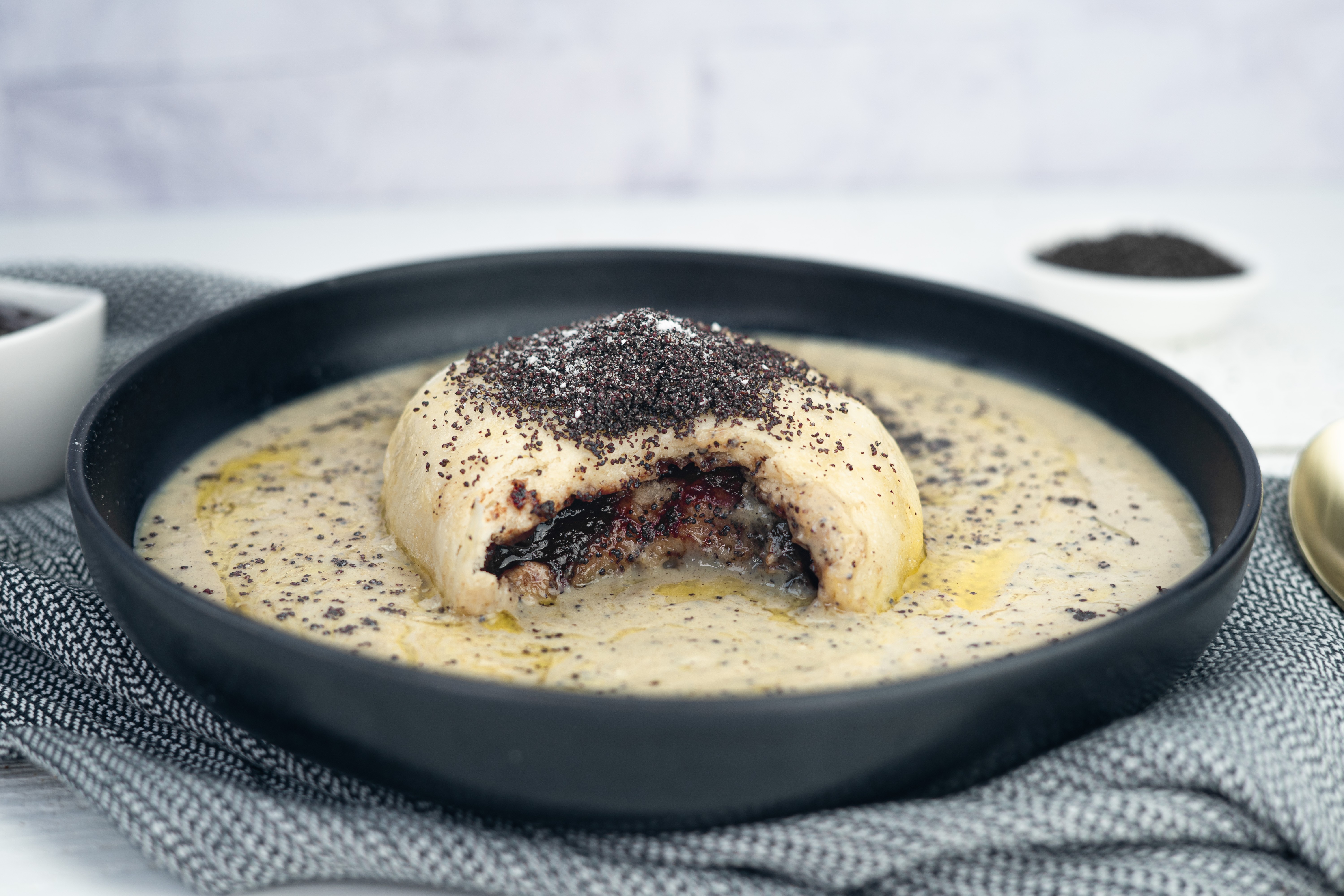 Rezept Serviervorschlag Germknödel mit Mohn & Vanillesauce