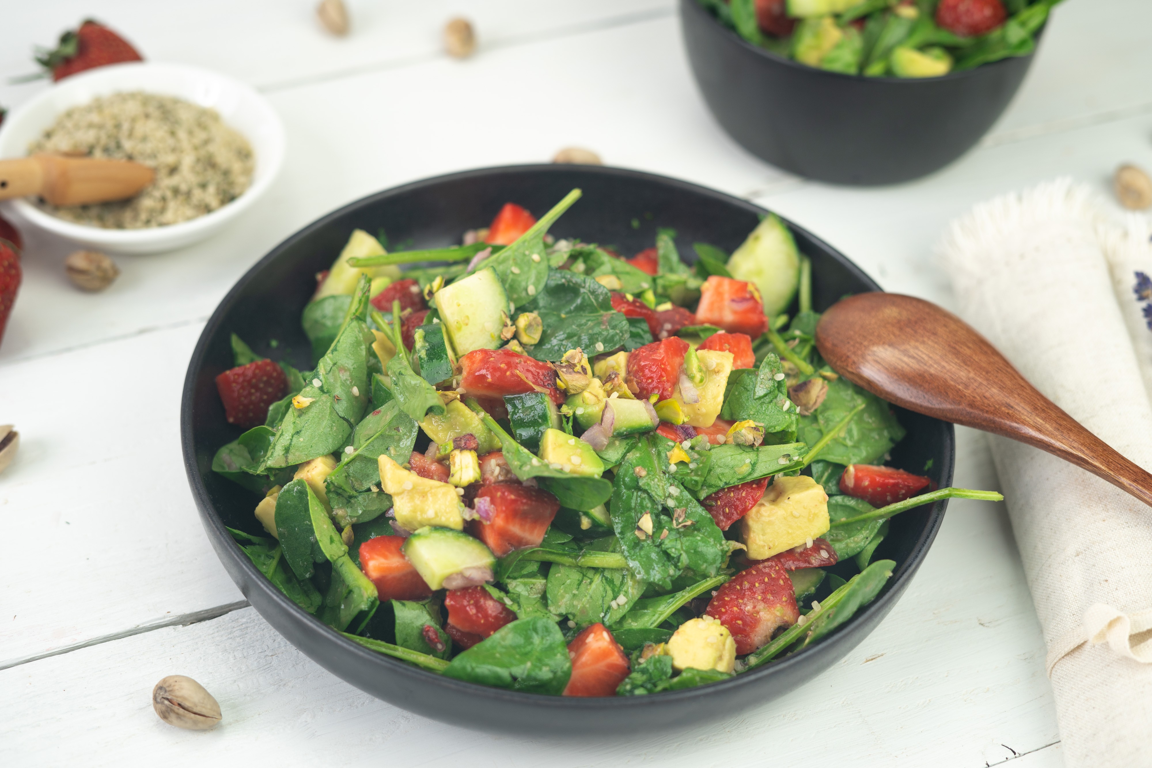 Rezept Serviervorschlag Erdbeer Spinat Salat mit Pistazien