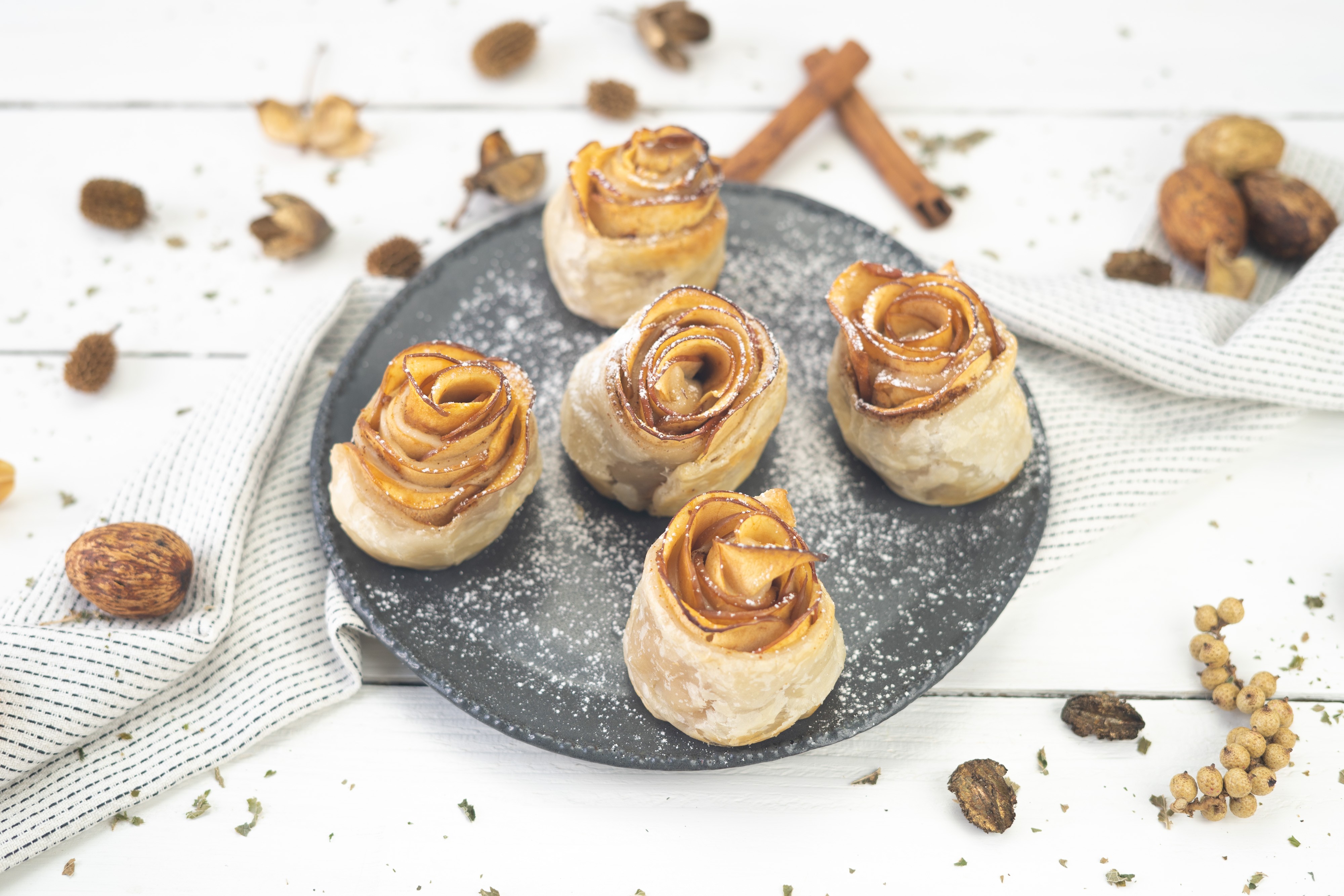 Rezept Serviervorschlag Apfel Blätterteigrosen 
