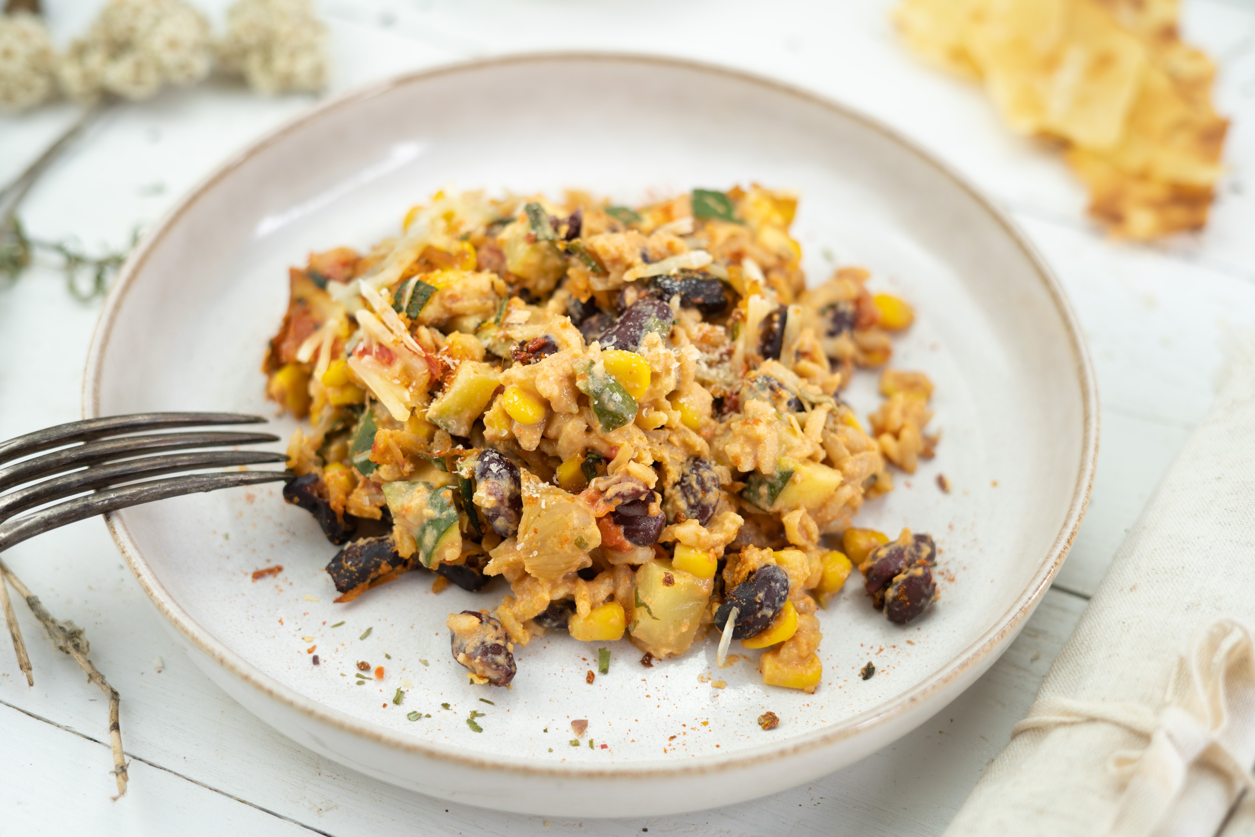 Rezept Serviervorschlag Mexikanischer Bohnen Reis Auflauf mit Tomaten Käsesauce