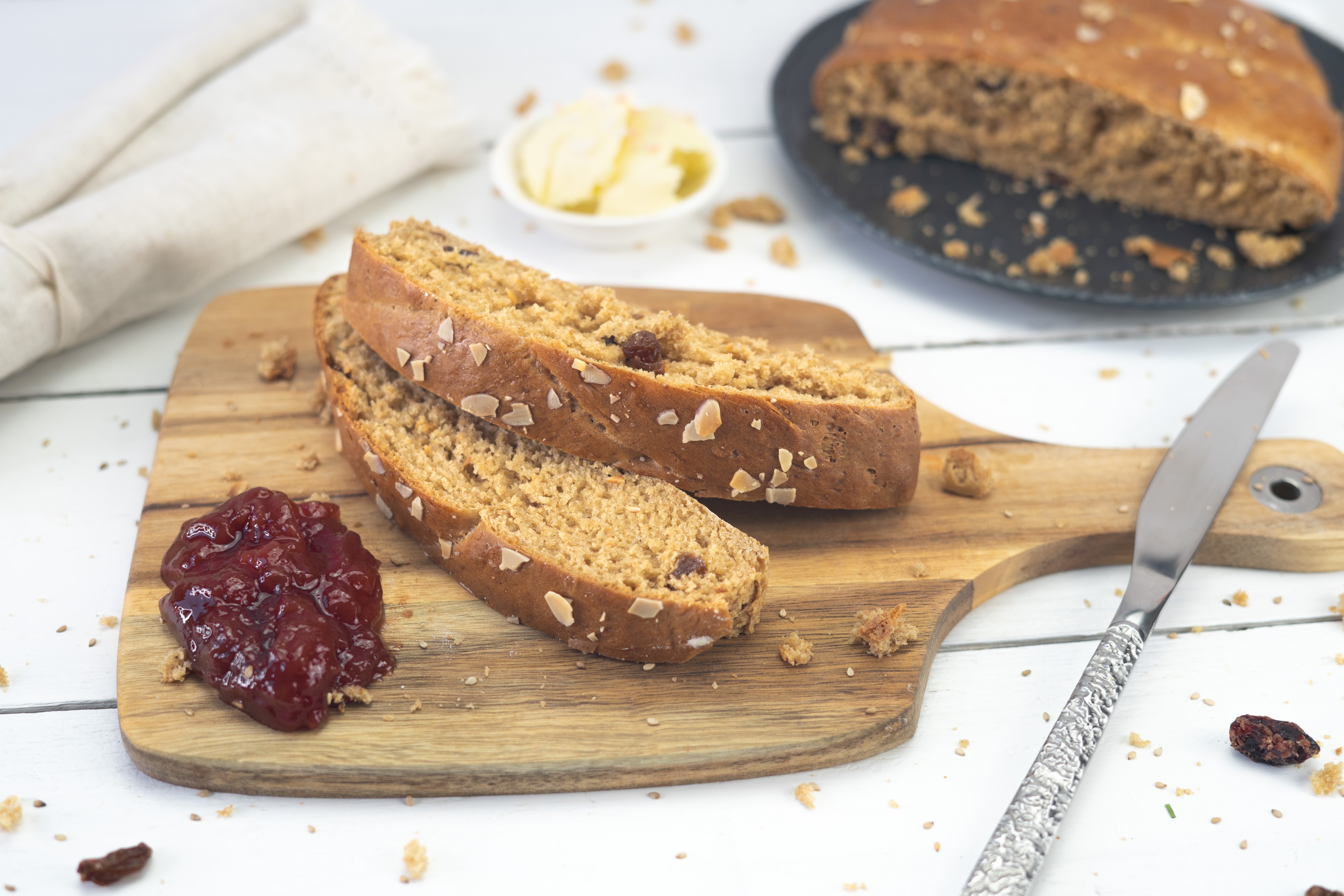 Rezept Serviervorschlag Süßes Osterbrot mit Rosinen