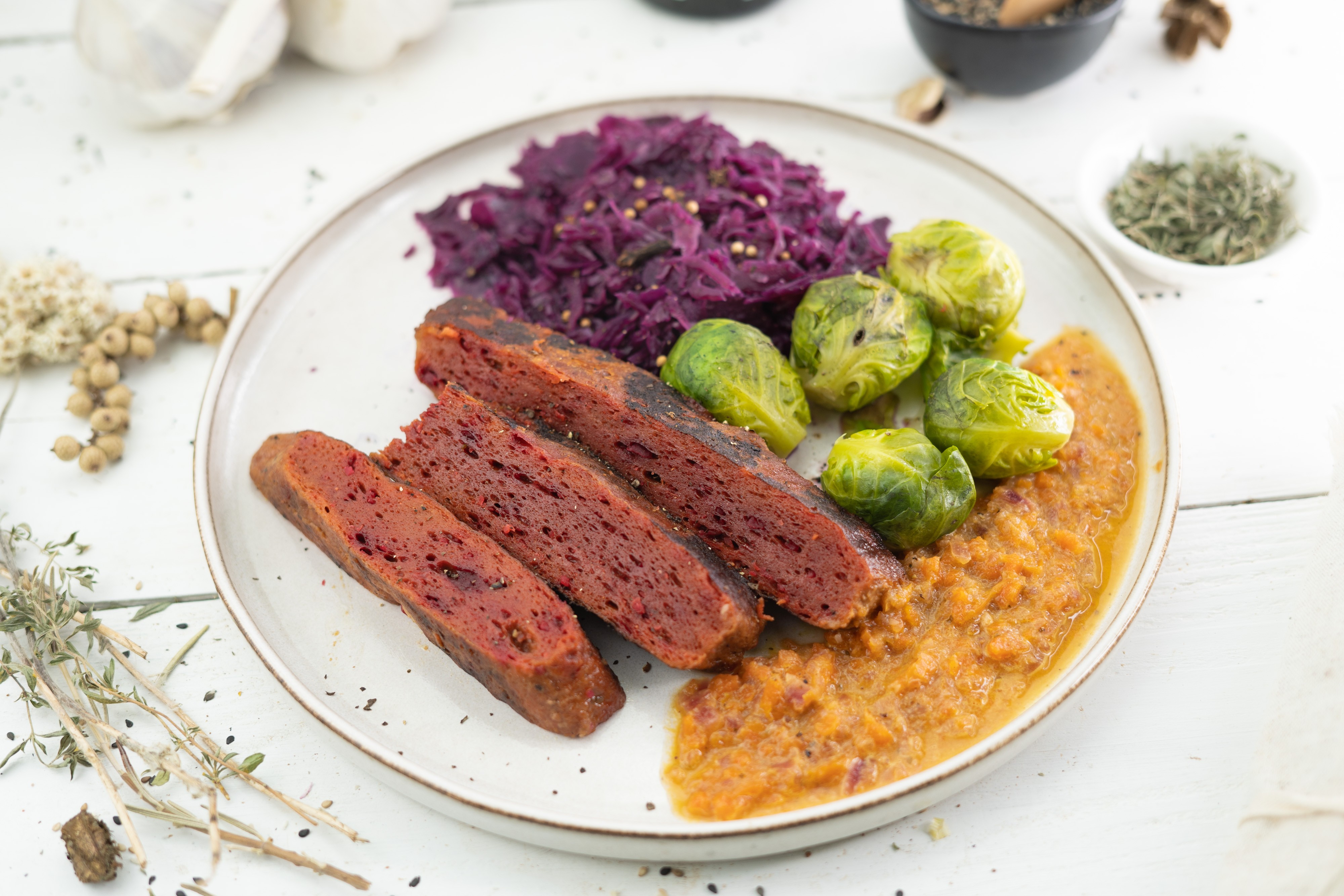 Rezept Serviervorschlag Saftiger Seitanbraten mit Sauce und Gemüse