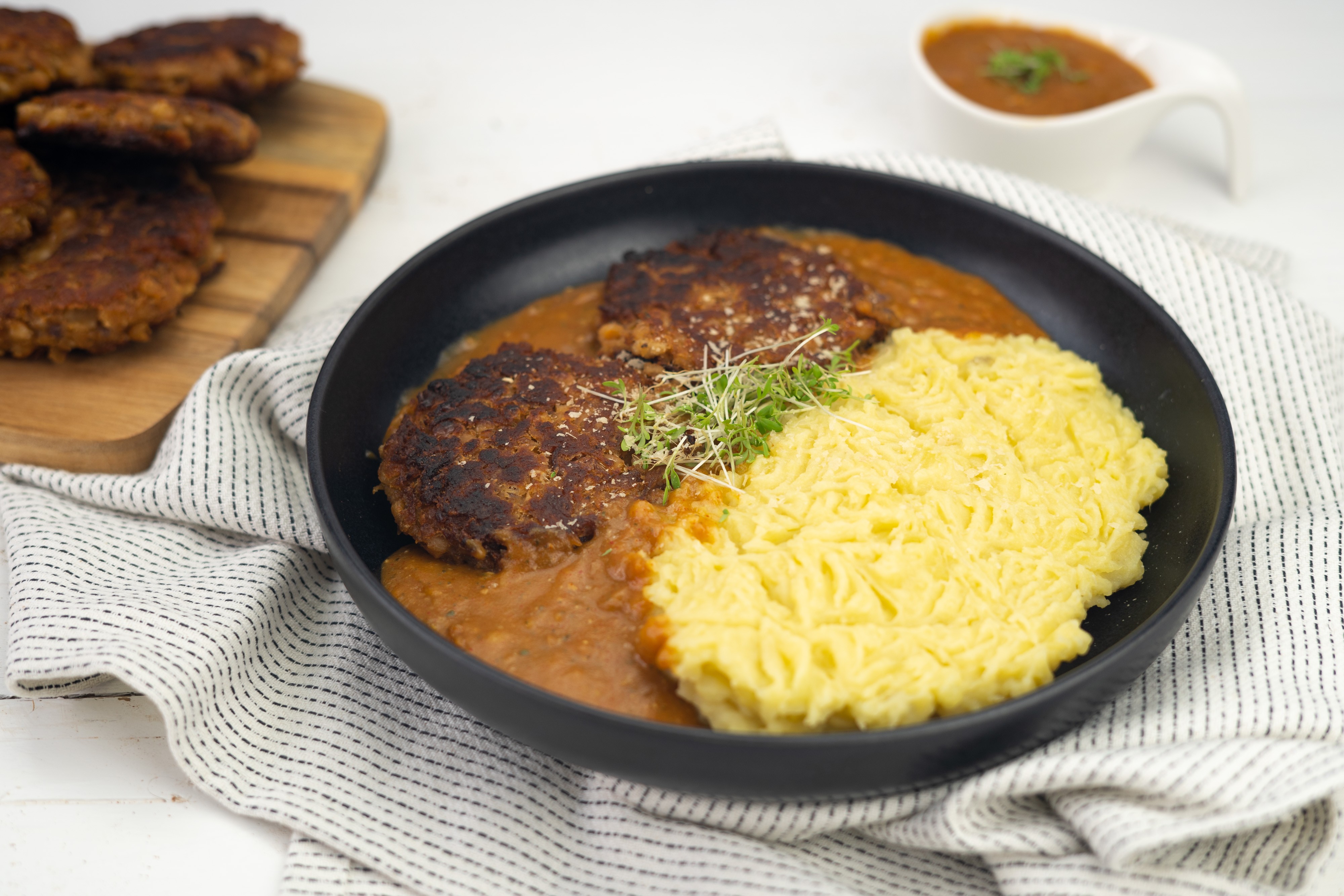 Rezept Serviervorschlag Deftige Bohnenlaibchen mit Kartoffelpüree