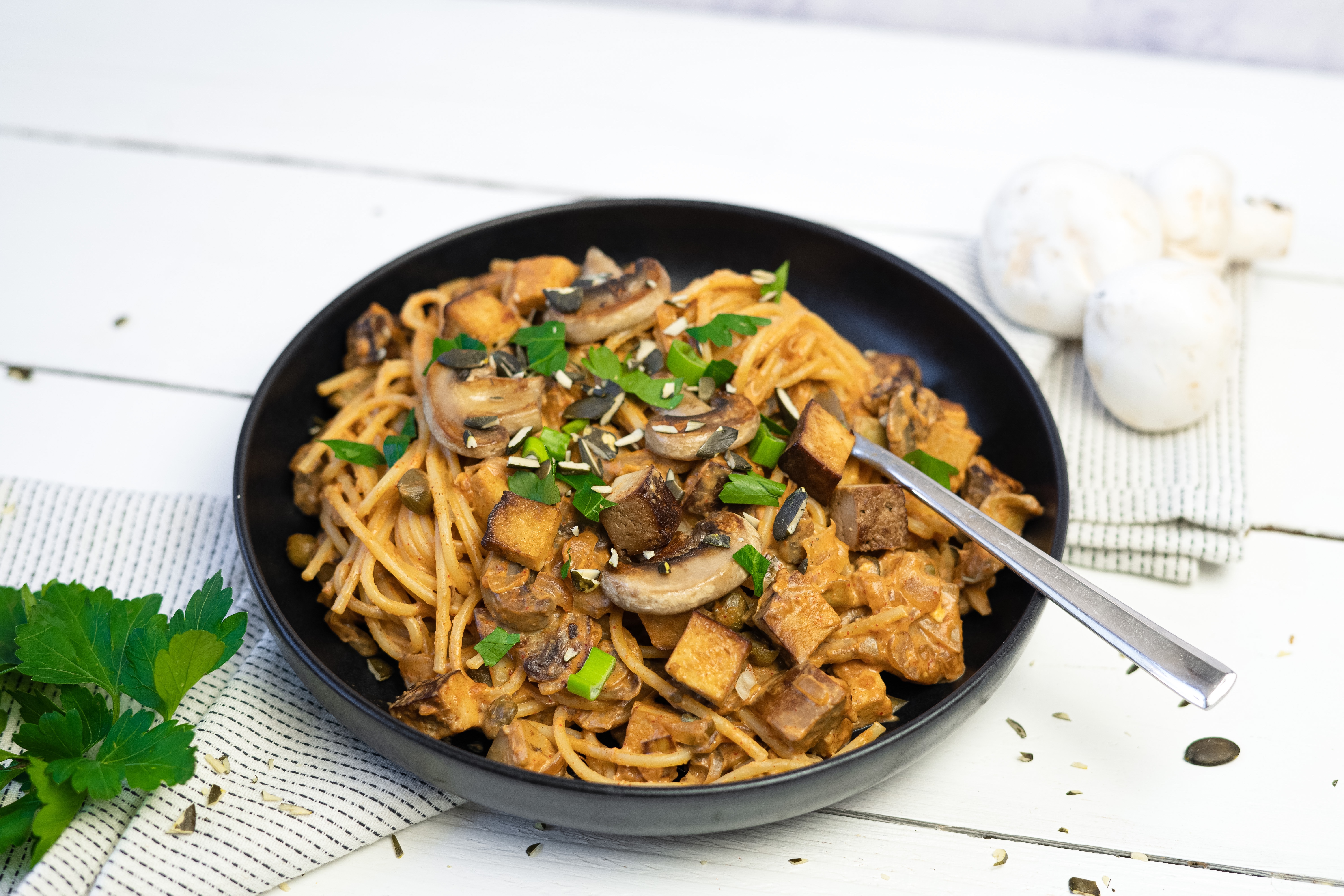 Rezept Serviervorschlag Nudelpfanne mit Räuchertofu und Pilzen