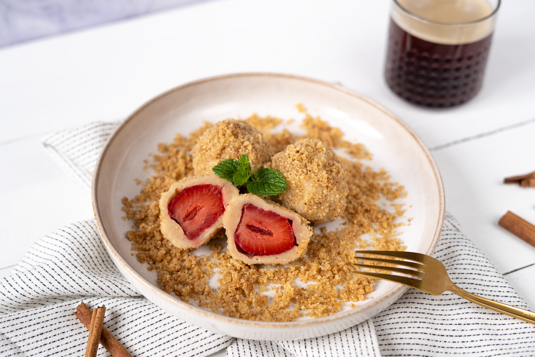 Rezept Serviervorschlag Süße Fruchtknödel mit Brösel