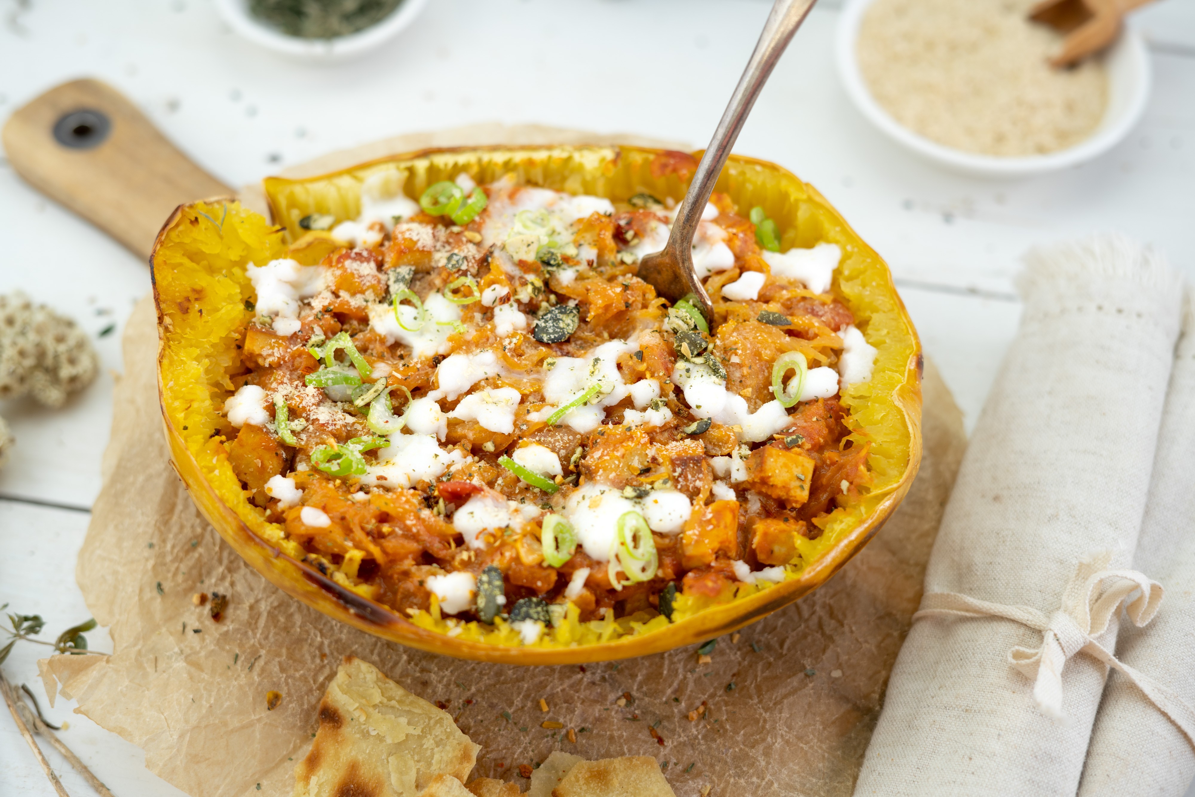 Rezept Serviervorschlag Spaghetti Kürbis mit cremiger Tomaten Tofu Füllung