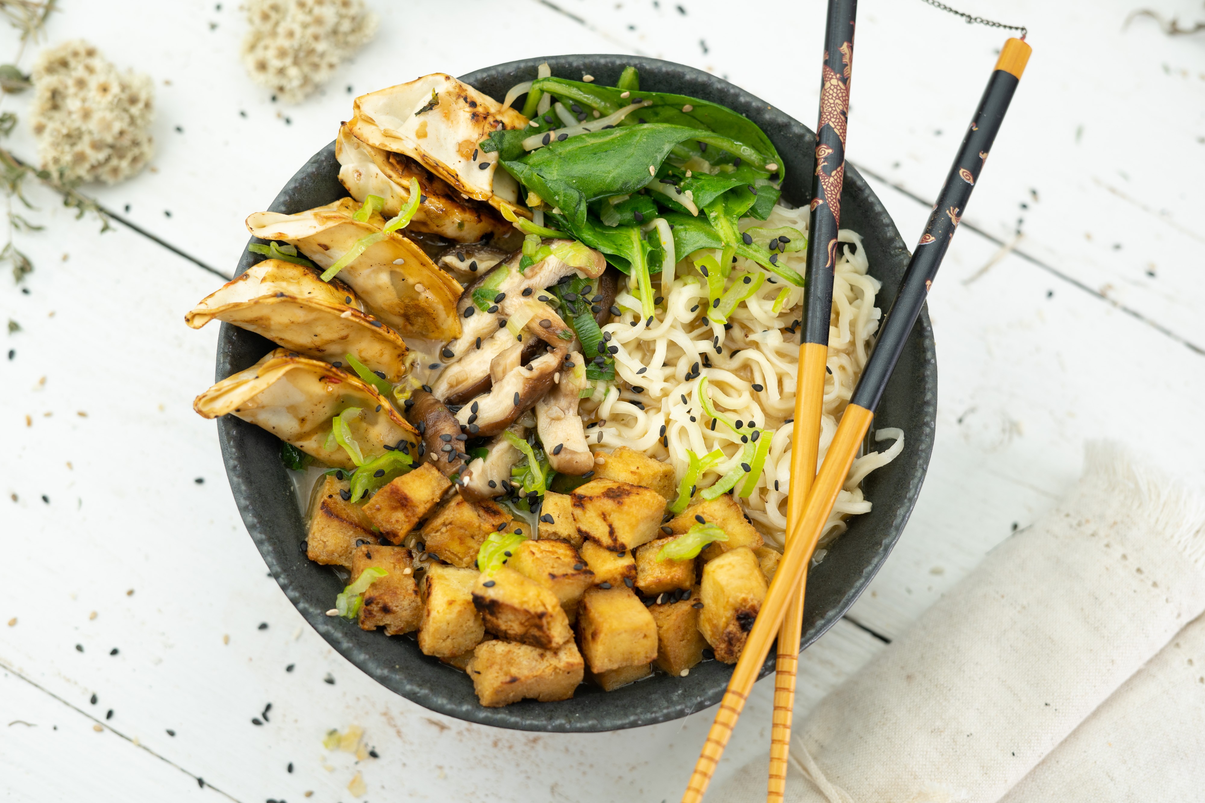 Rezept Serviervorschlag Würzige Erdnuss Ramen Suppe mit Pilzen