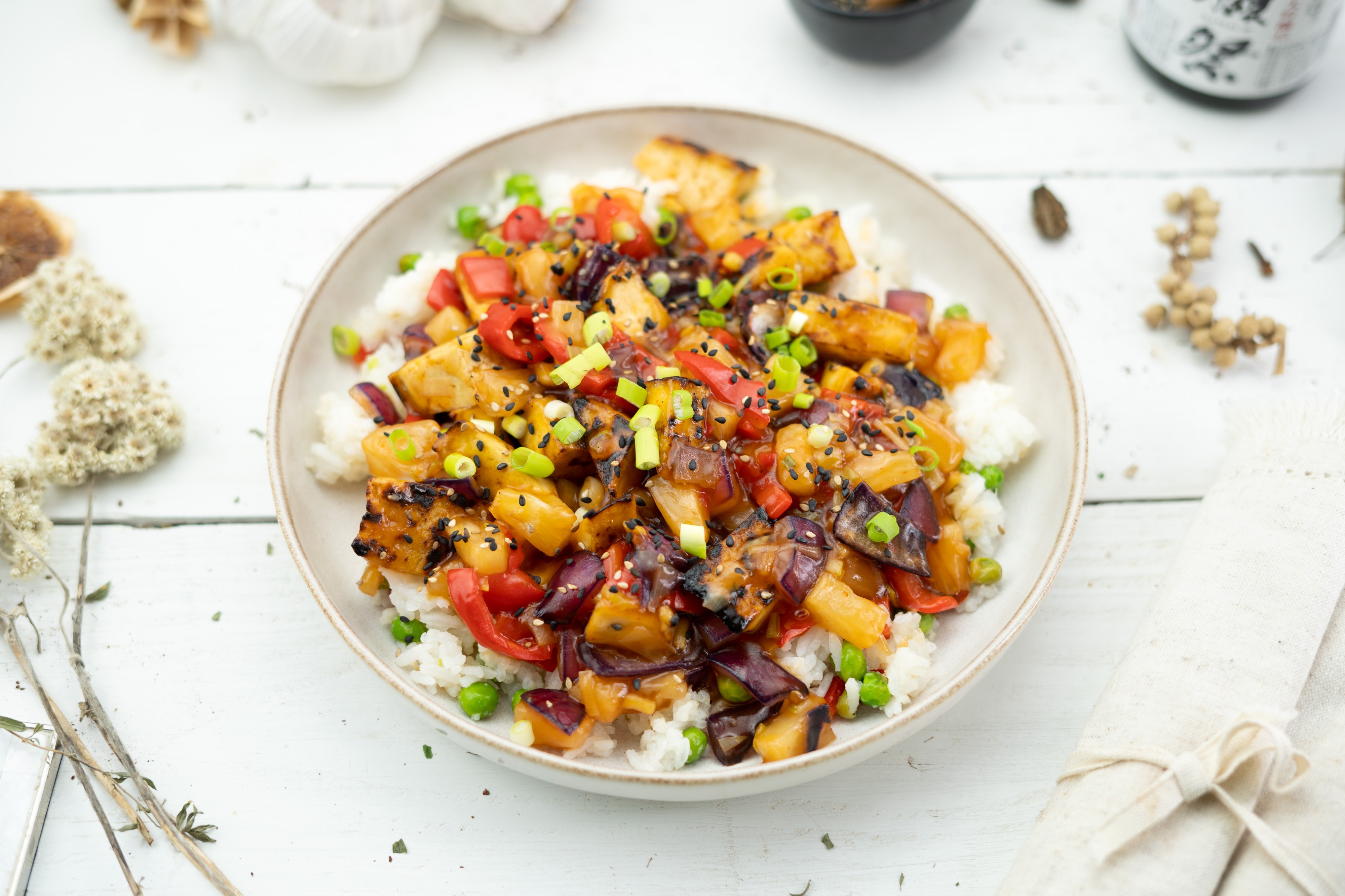 Rezept Serviervorschlag Tofu Ananasreis mit Erbsen und süß - sauer Sauce 