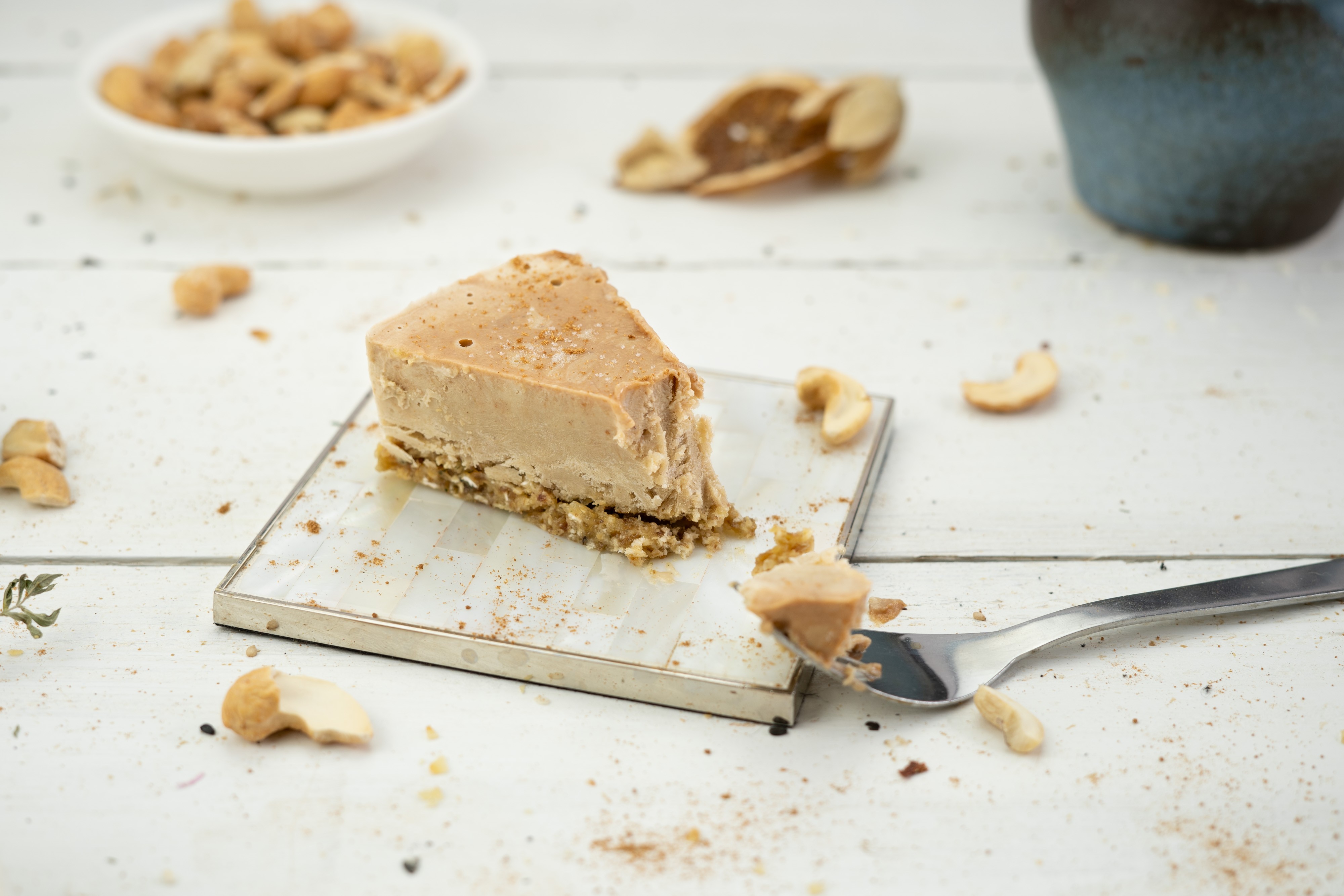 Rezept Serviervorschlag Cremiger Chai Cheesecake mit Vanille - Dattelboden