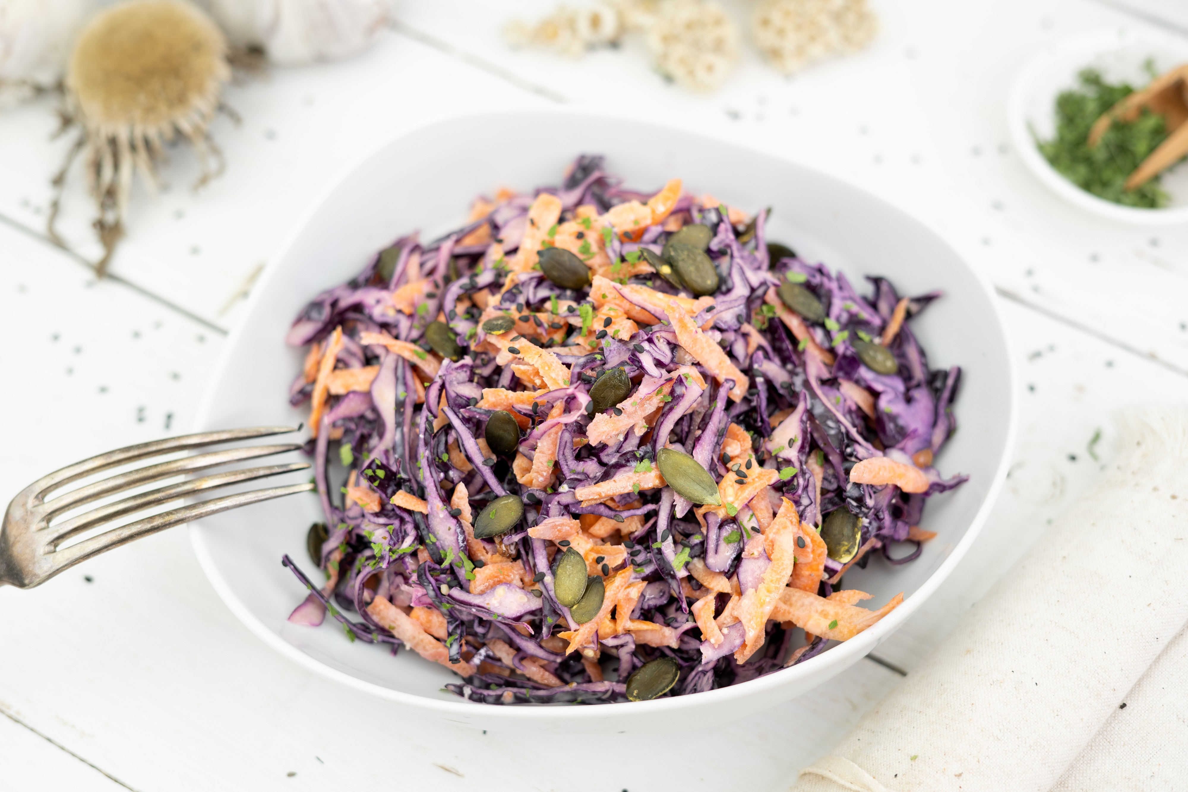 Rezept Serviervorschlag Rotkraut - Karotten Salat mit Erdnuss Dressing