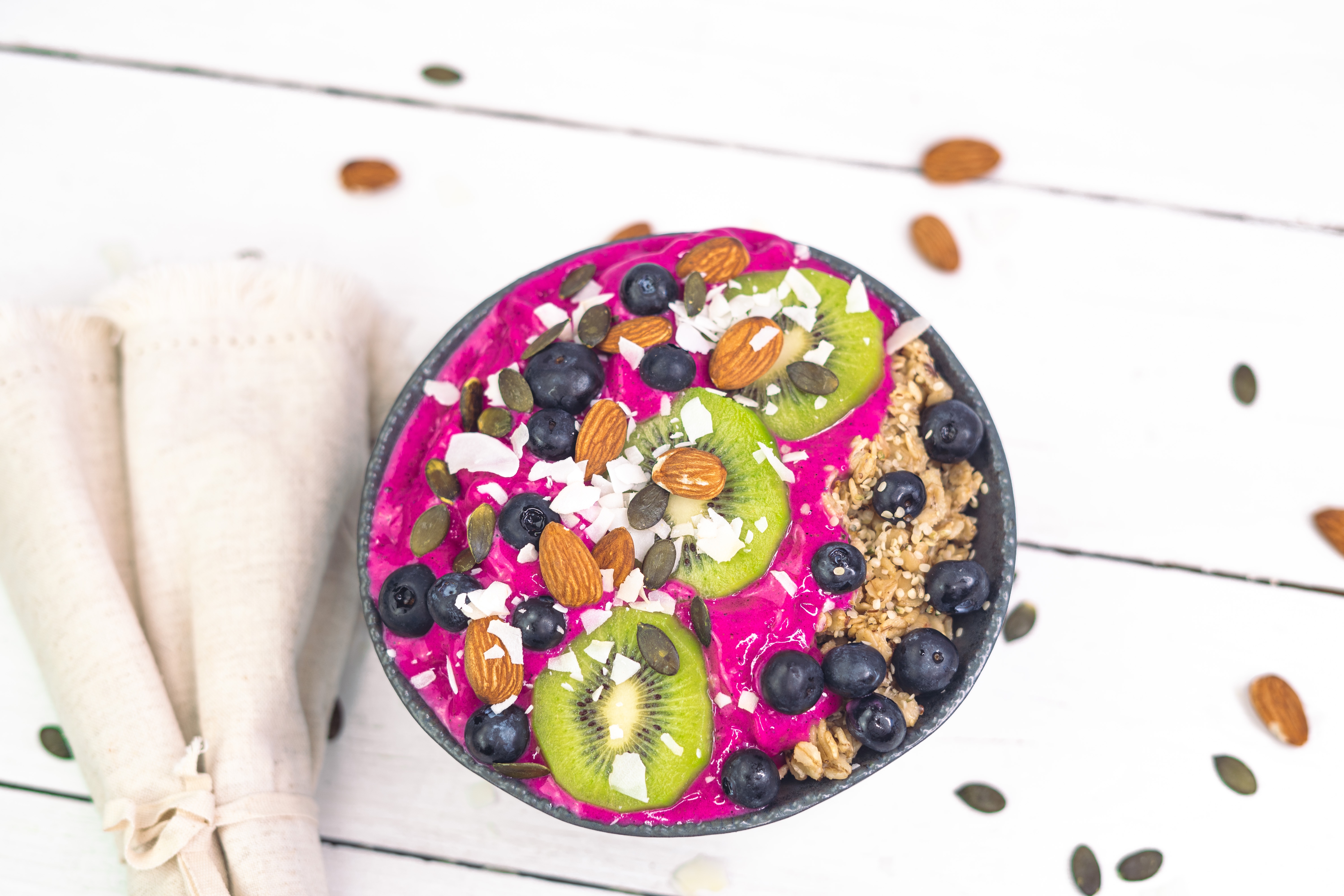 Rezept Serviervorschlag Pitaya Smoothiebowl mit Porridge