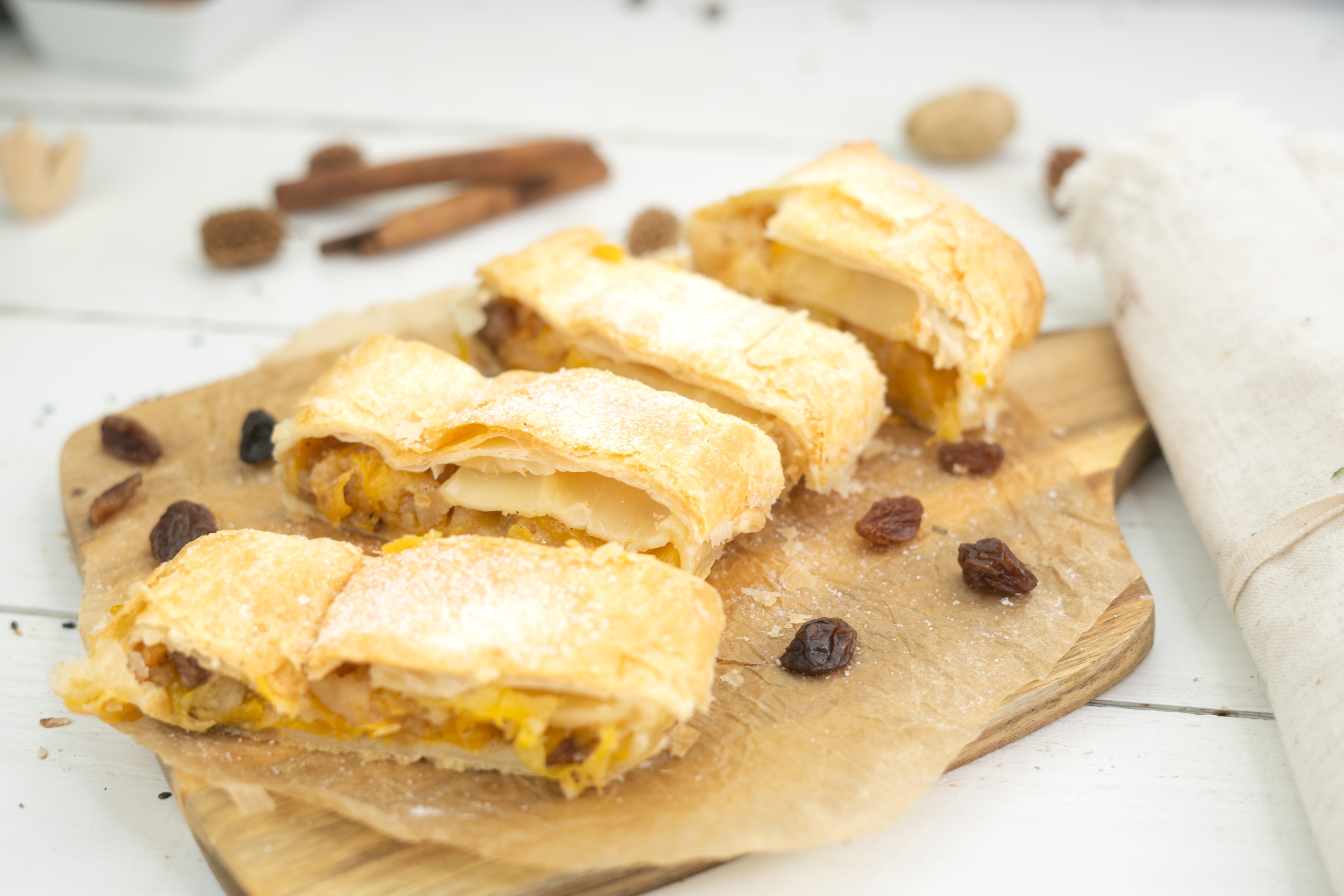 Rezept Serviervorschlag Süßer Kürbis Rosinen Strudel