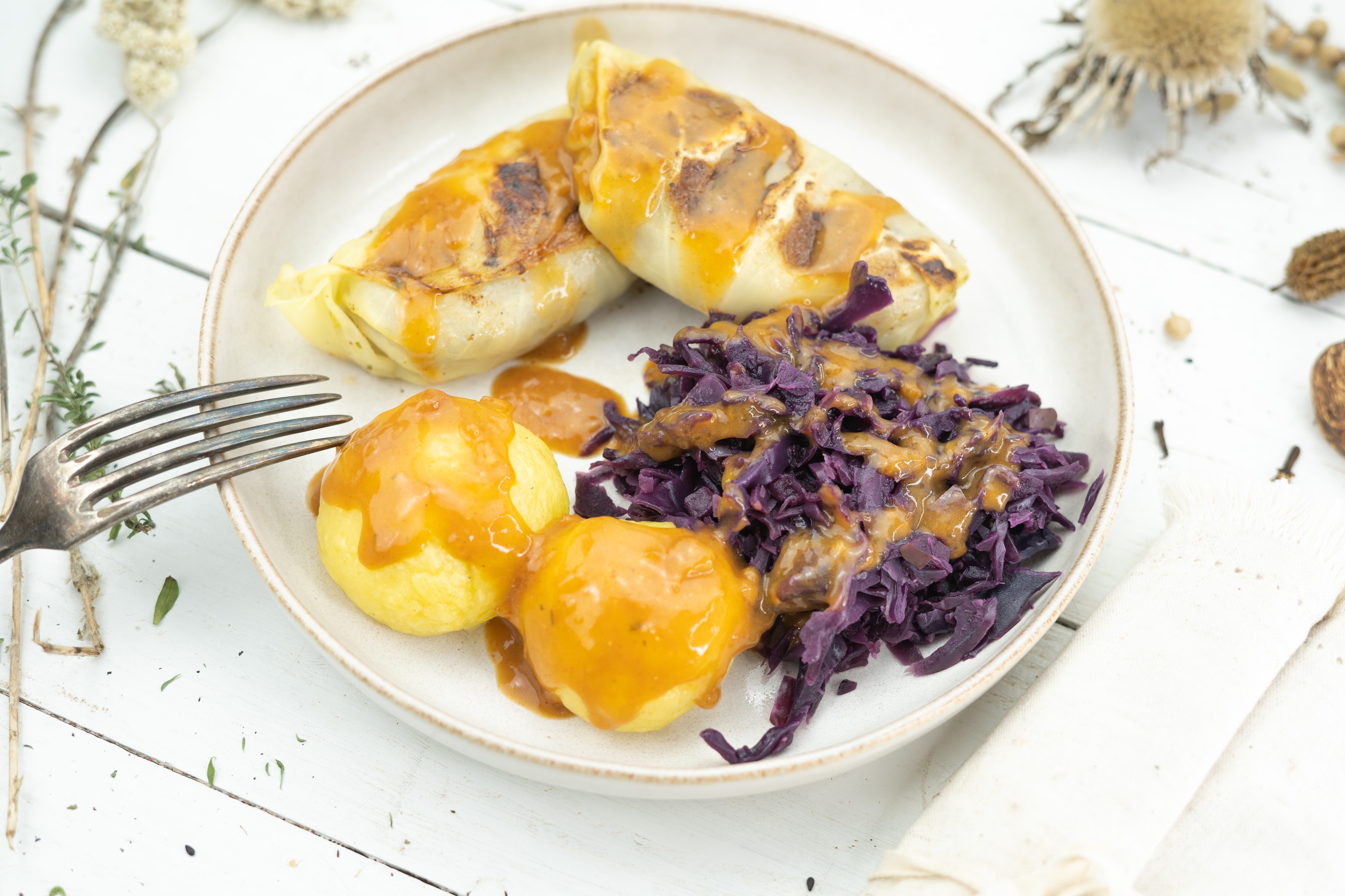 Rezept Serviervorschlag Deftige Kohlrouladen mit Kartoffelknödel und Rotkraut