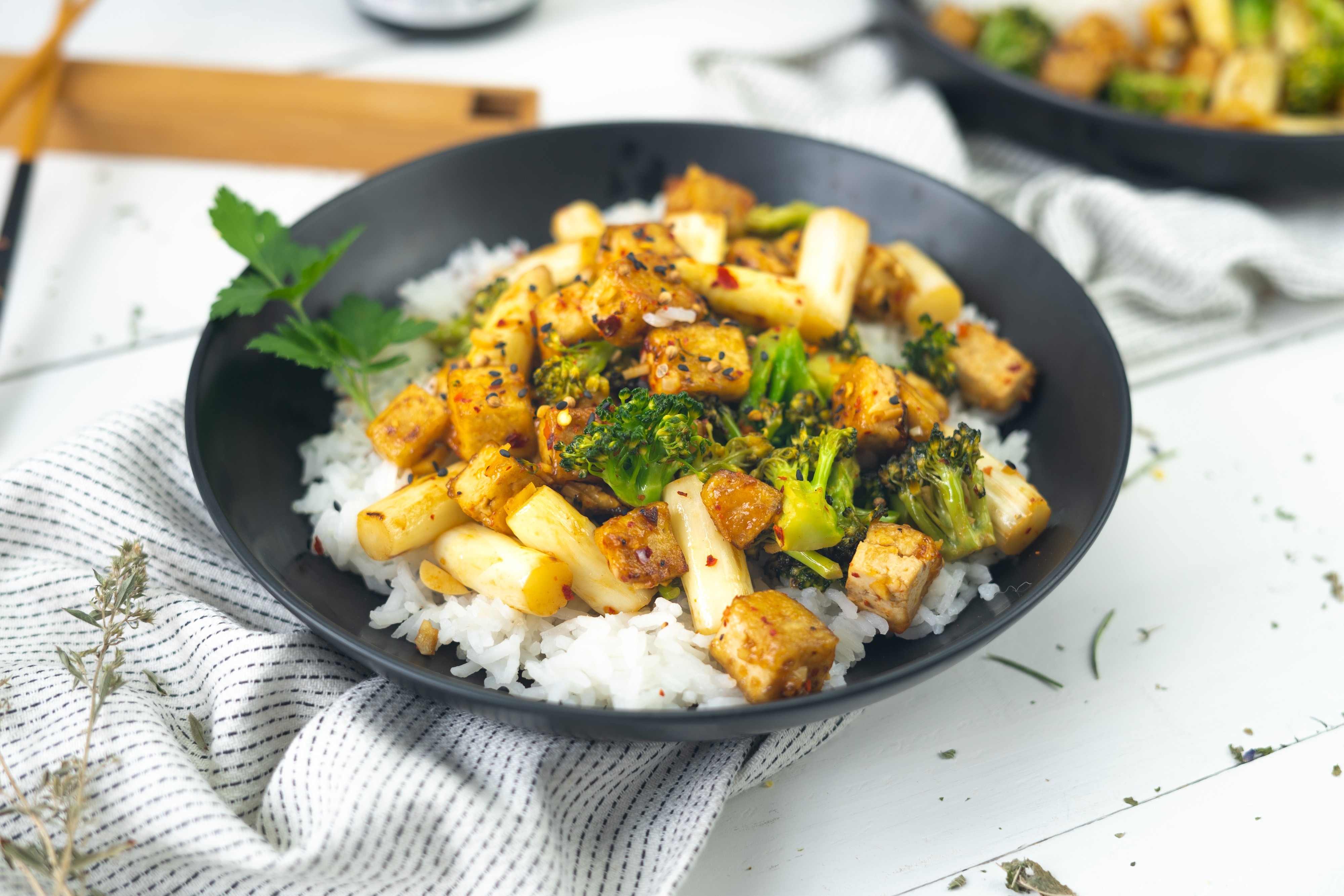 Rezept Serviervorschlag Spargel Pfanne mit Brokkoli & Tofu