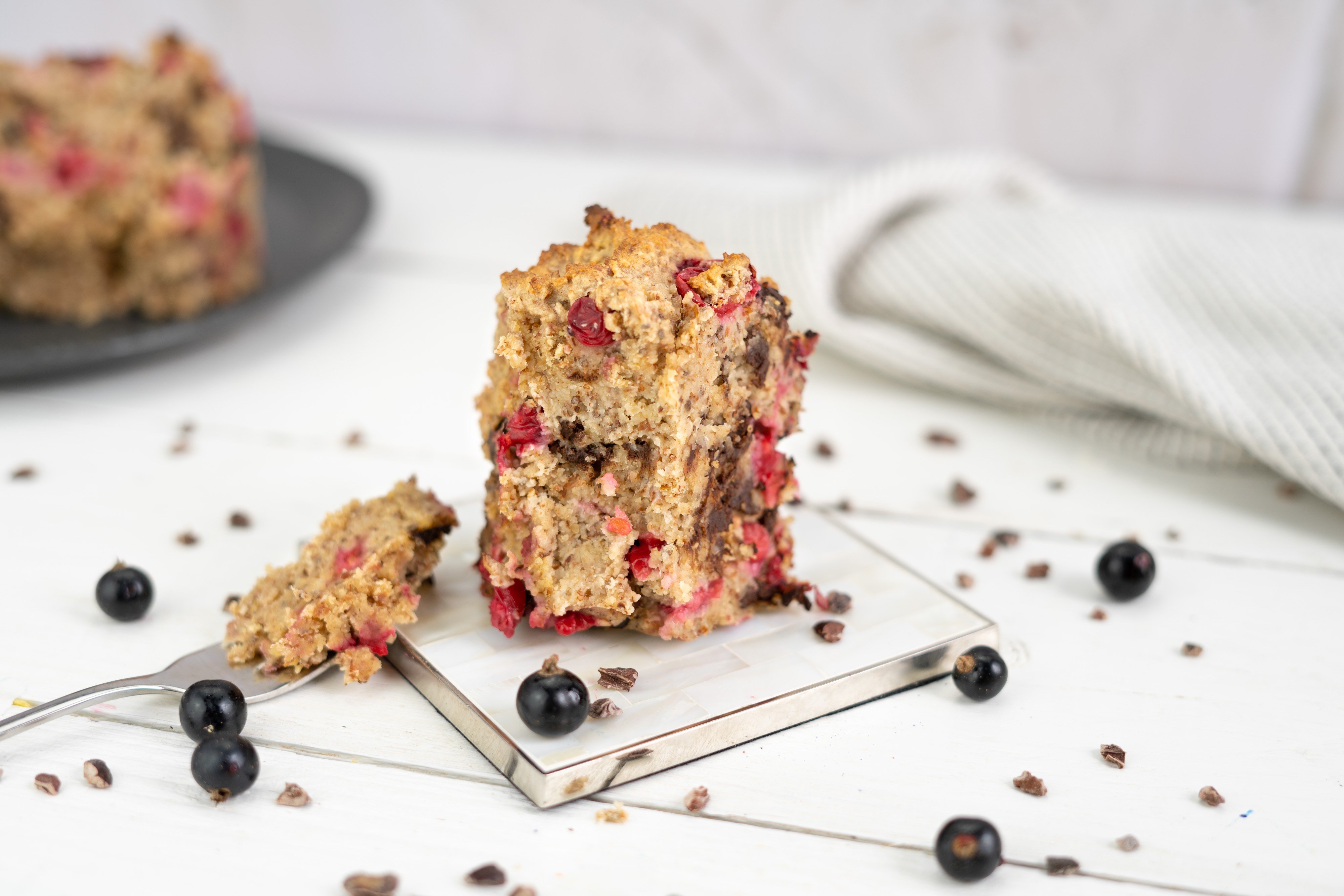 Rezept Serviervorschlag Ribisel Kuchen mit Schokostückchen