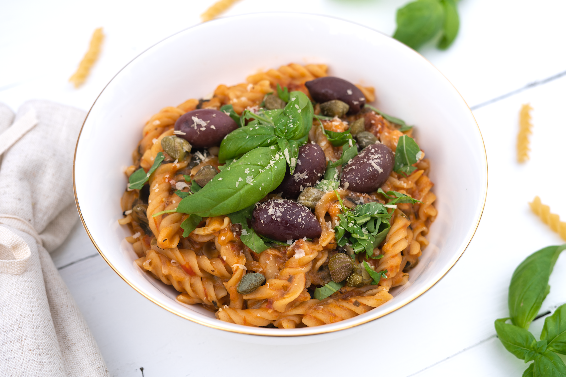 Rezept Serviervorschlag Meditterane Pasta mit sonnengetrockneten Tomaten