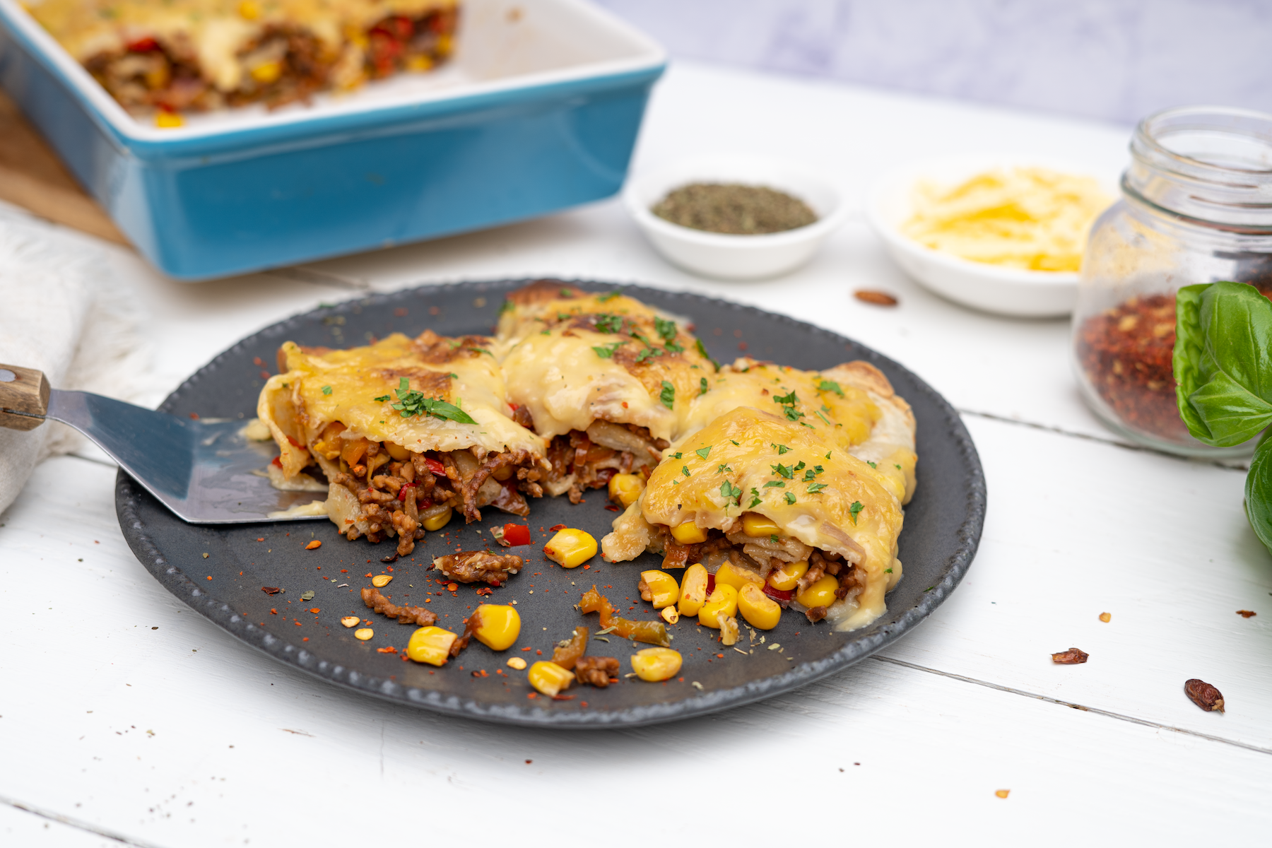 Rezept Serviervorschlag Deftige überbackene Pfannkuchen mit veganem Hack