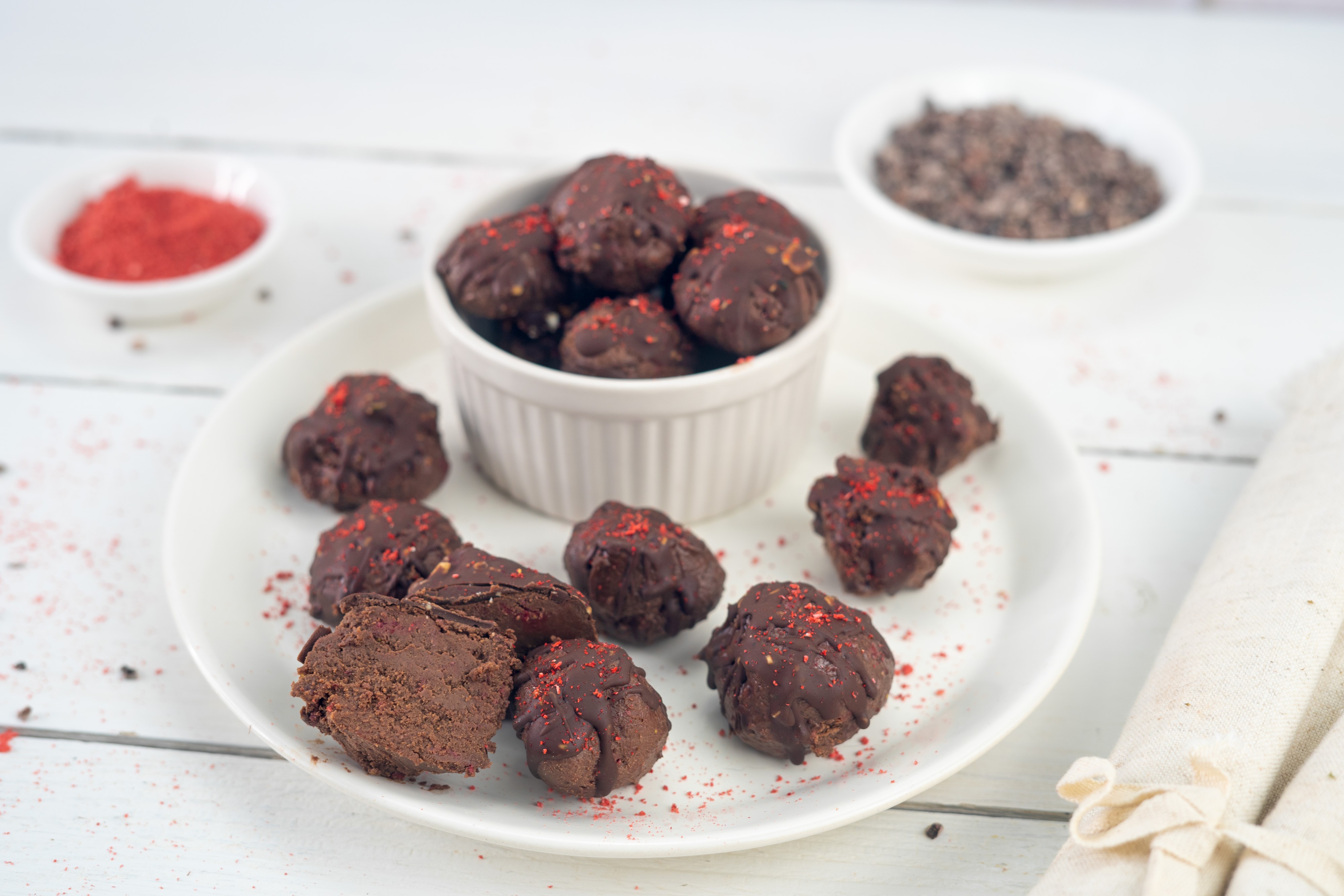 Rezept Serviervorschlag Erdbeer Schokomousse Pralinen