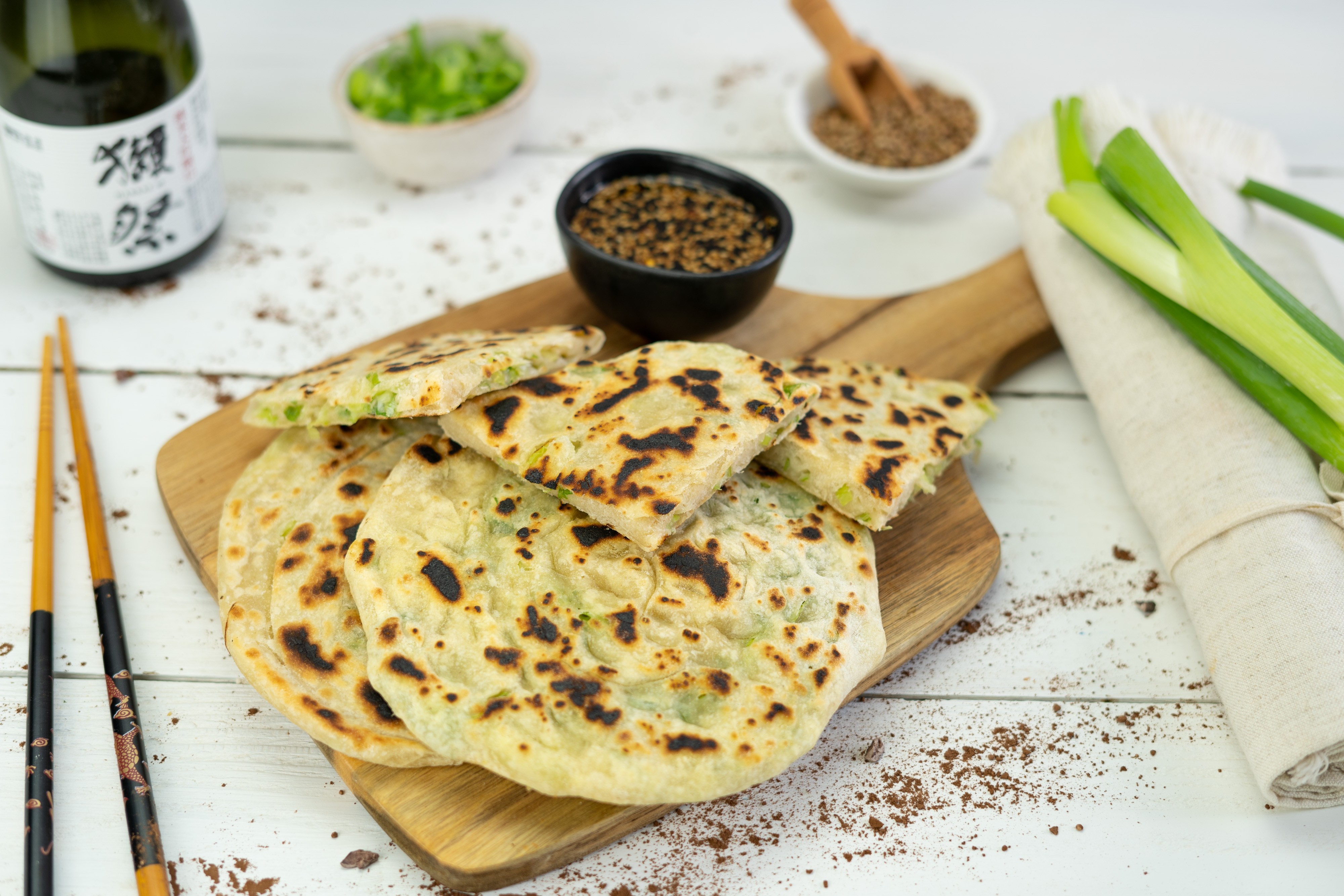 Rezept Serviervorschlag Asiatische pikante Pancakes mit Frühlingszwiebel