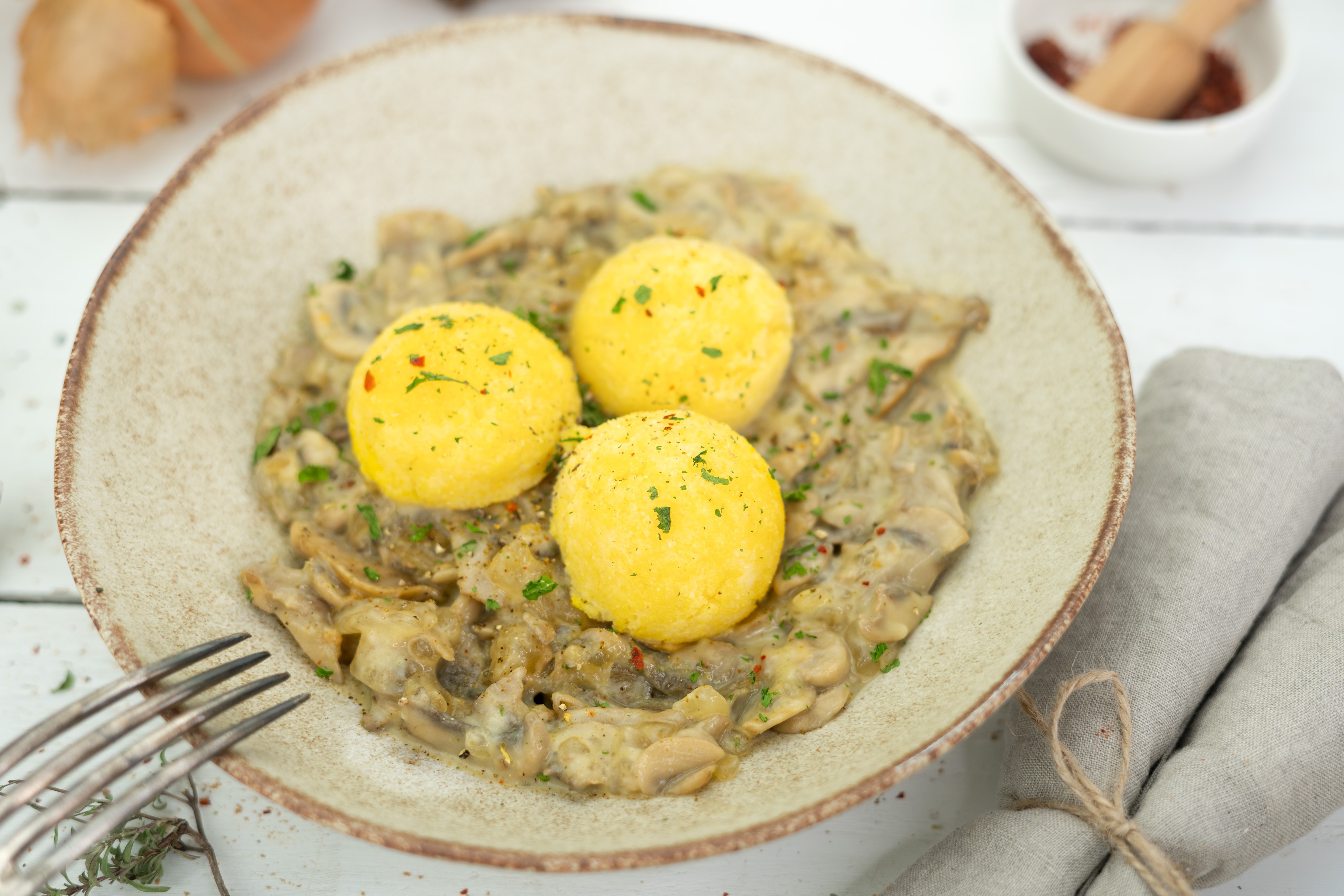 Rezept Serviervorschlag Pilzragout mit Polentanockerl