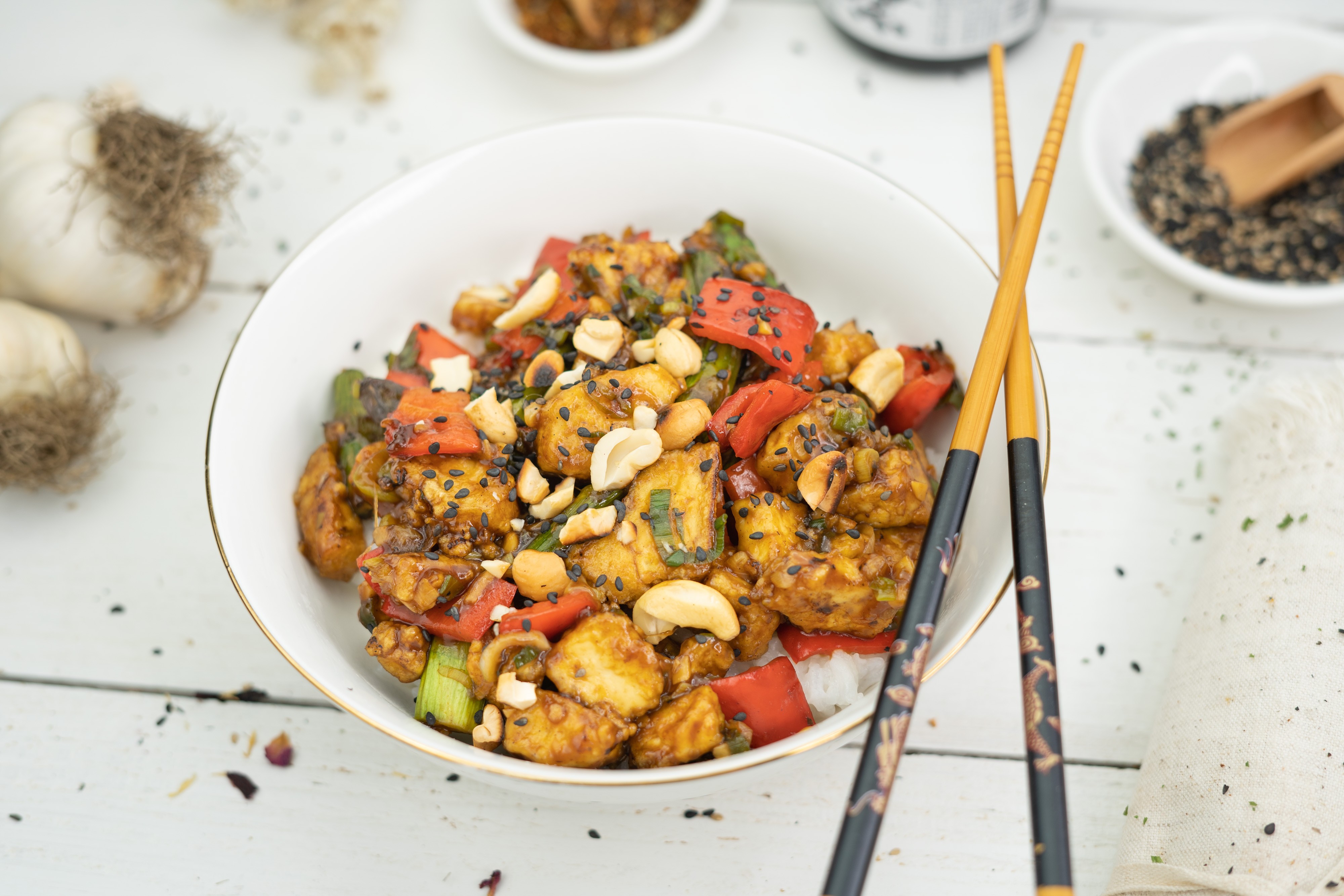 Rezept Serviervorschlag Gebratener Tofu mit Cashew Gemüse 
