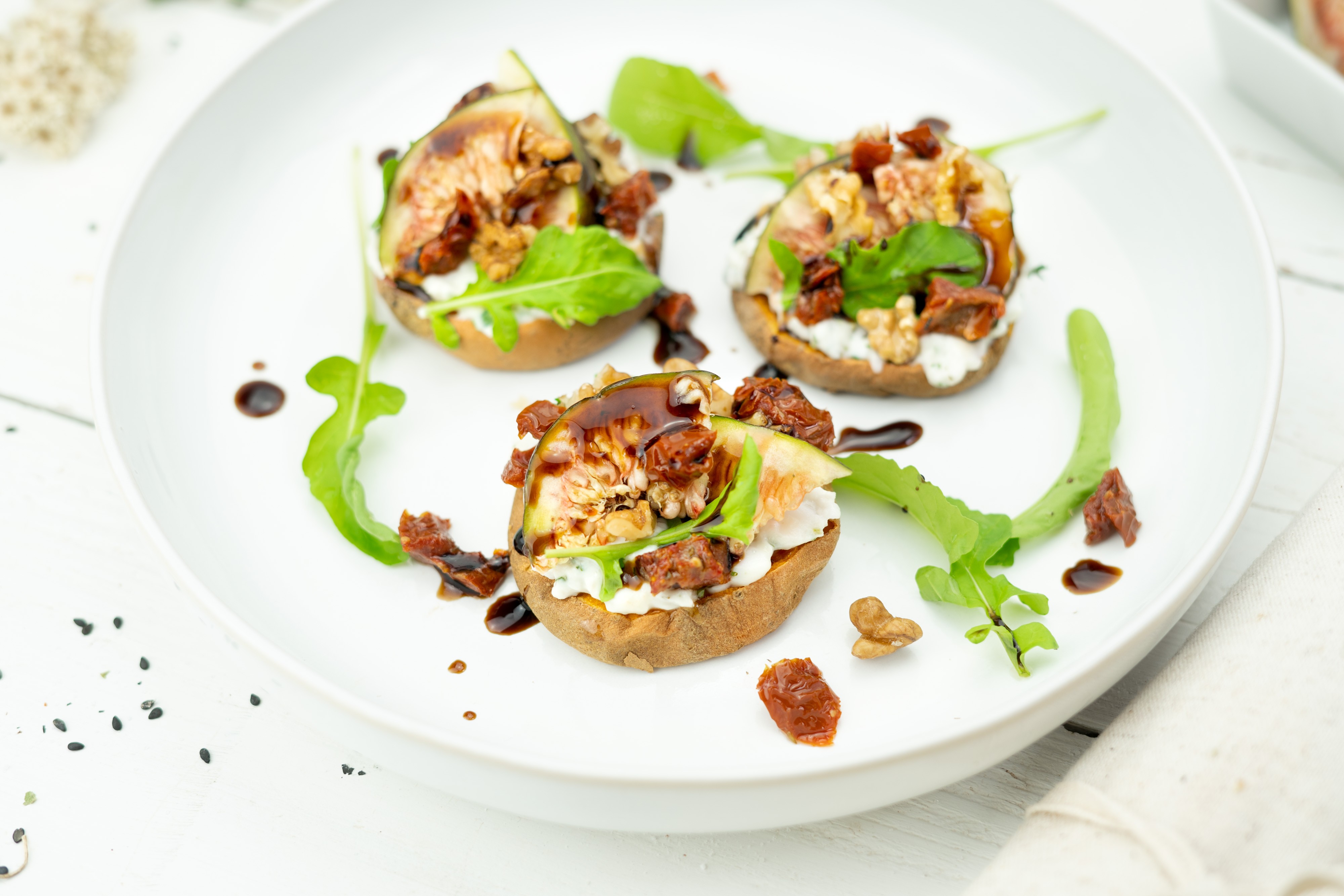 Rezept Serviervorschlag Süßkartoffel Feigen Häppchen mit Feta Thymian Quark