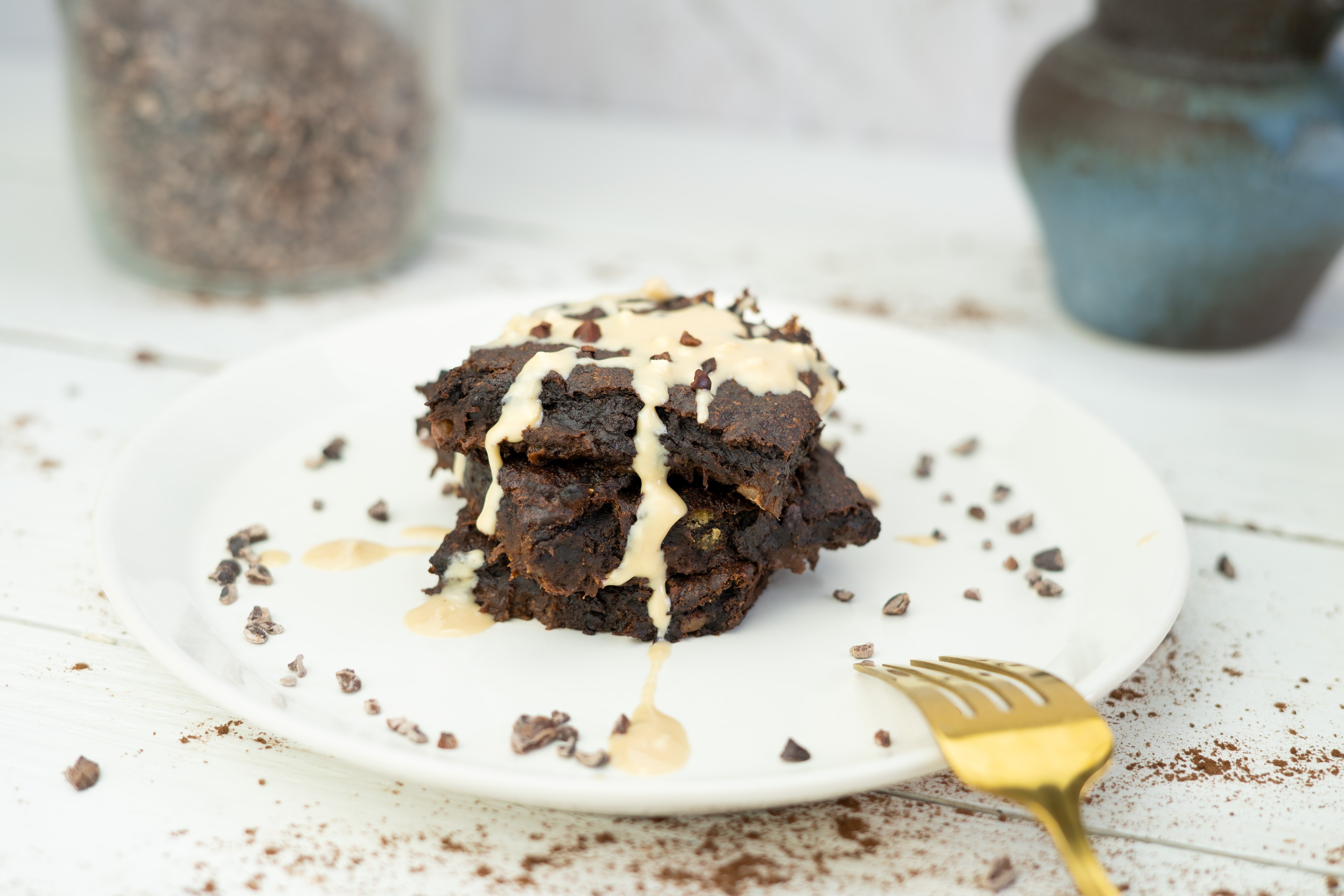 Rezept Serviervorschlag Zucchini Brownies mit Schokodrops