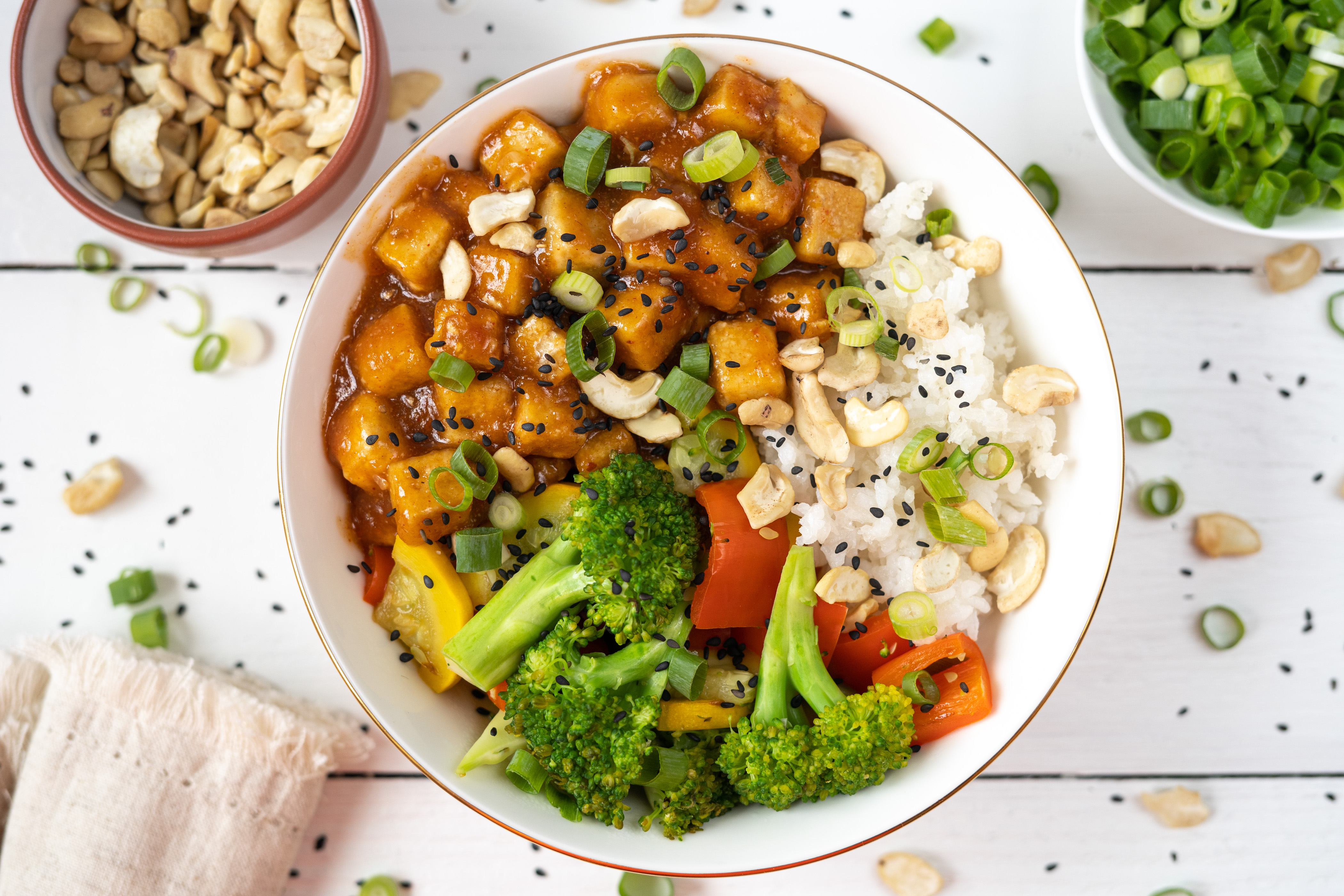 Rezept Serviervorschlag Tofu Gemüse Bowl süß - sauer