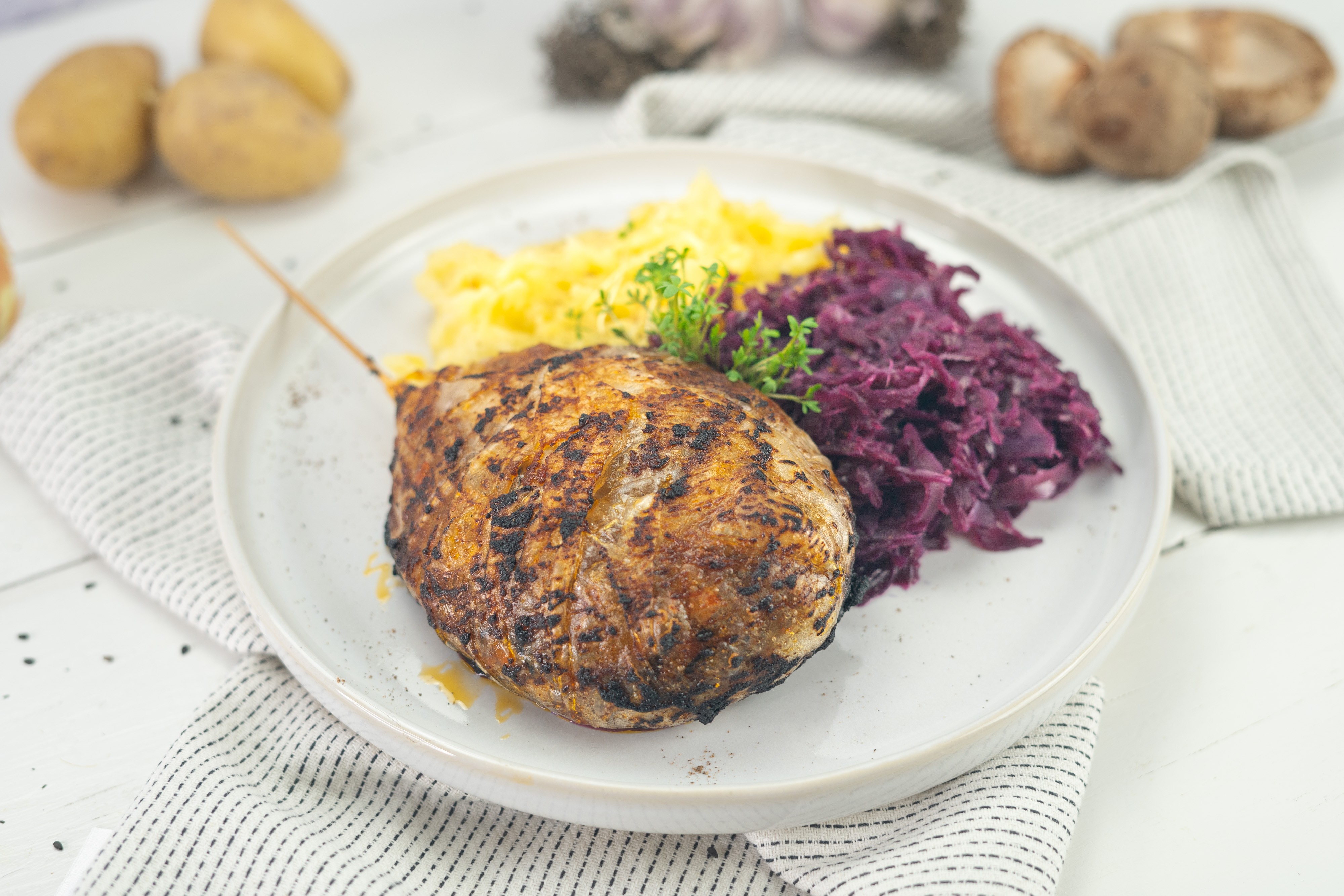 Rezept Serviervorschlag Knusprige vegane Ente mit Orangen Rotkraut und Kartoffelpüree