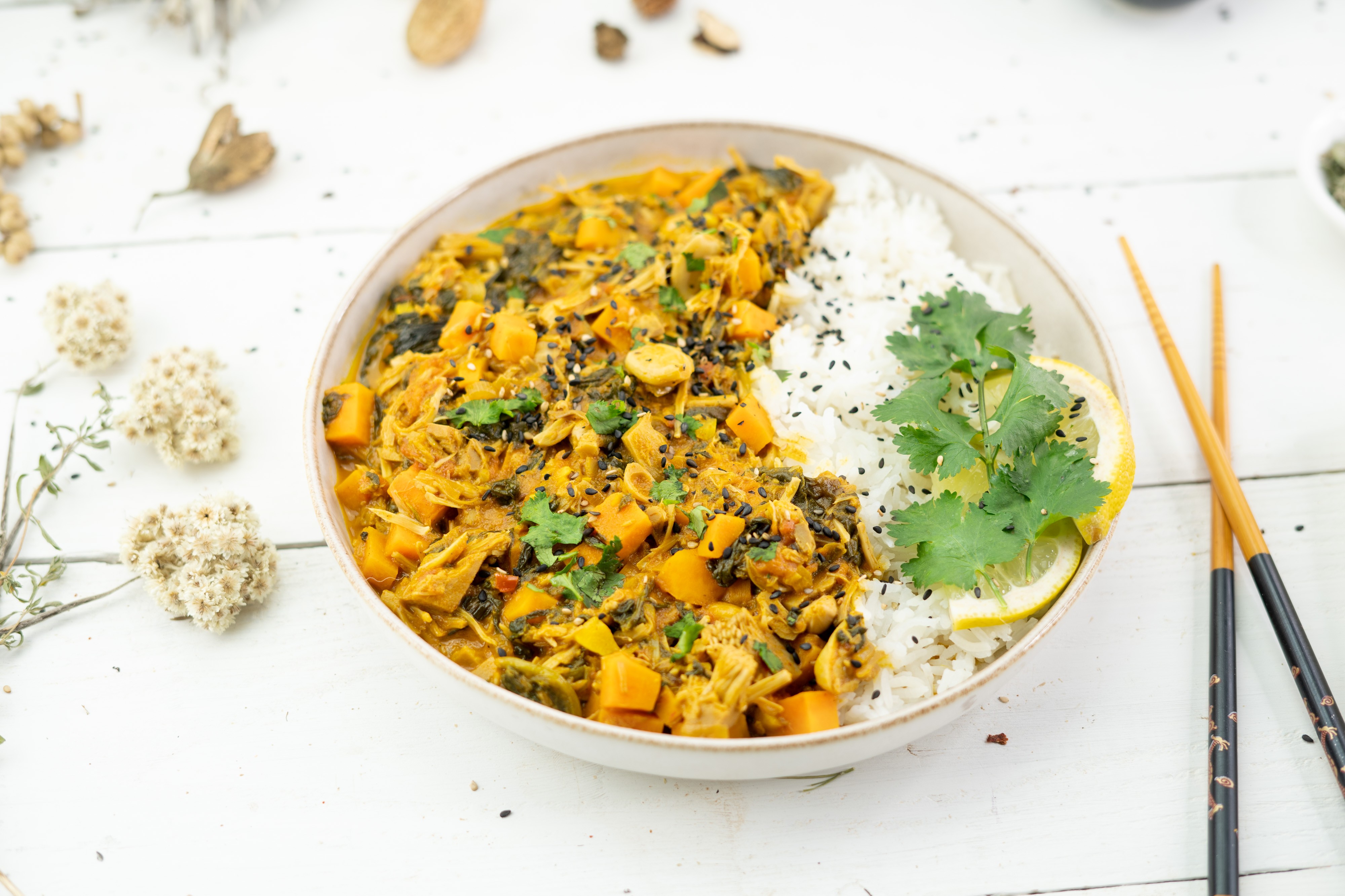 Rezept Serviervorschlag Cremiges Süßkartoffel Jackfruit Curry mit Spinat