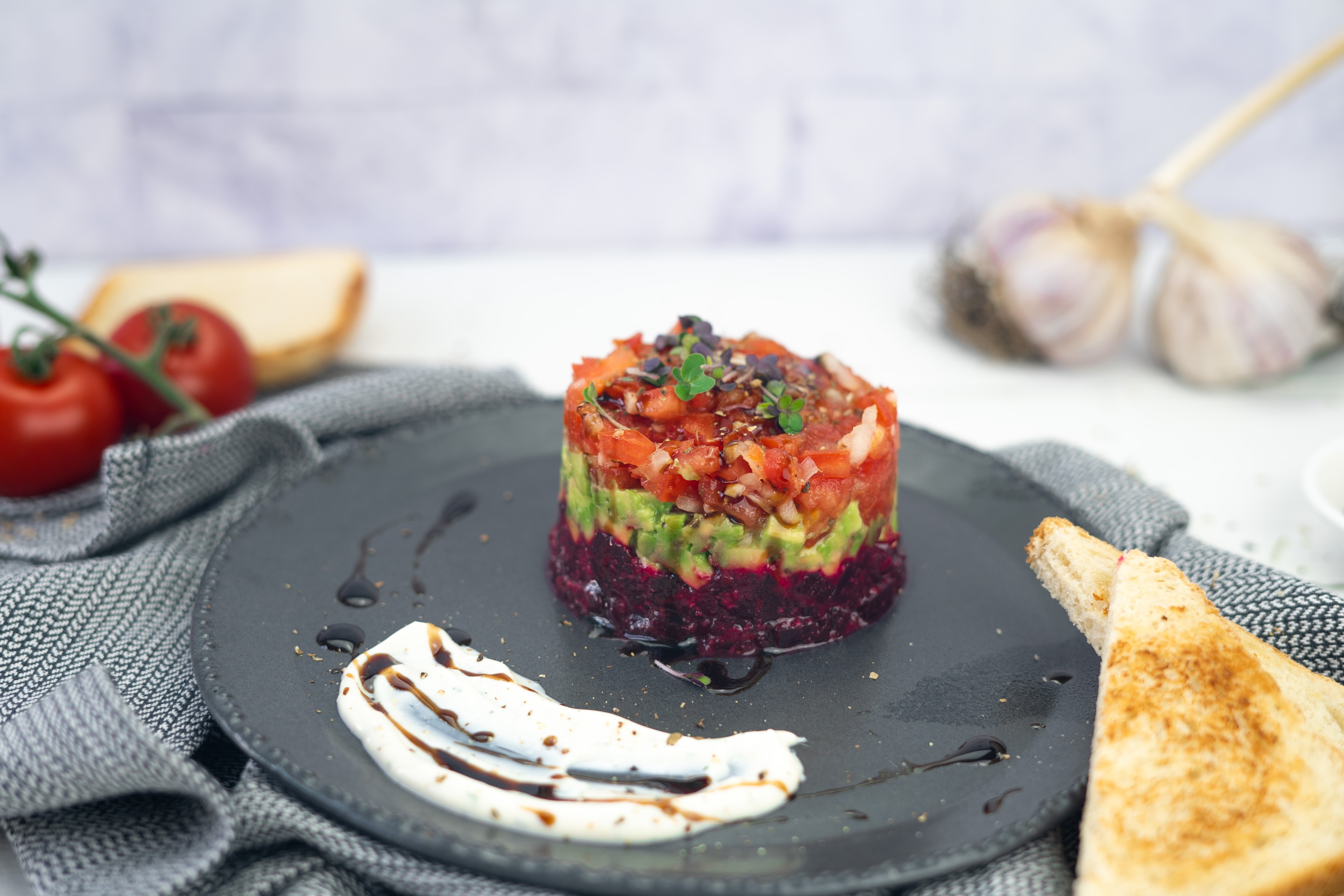 Rezept Serviervorschlag Rote Bete - Avocado - Tomaten Tatar 