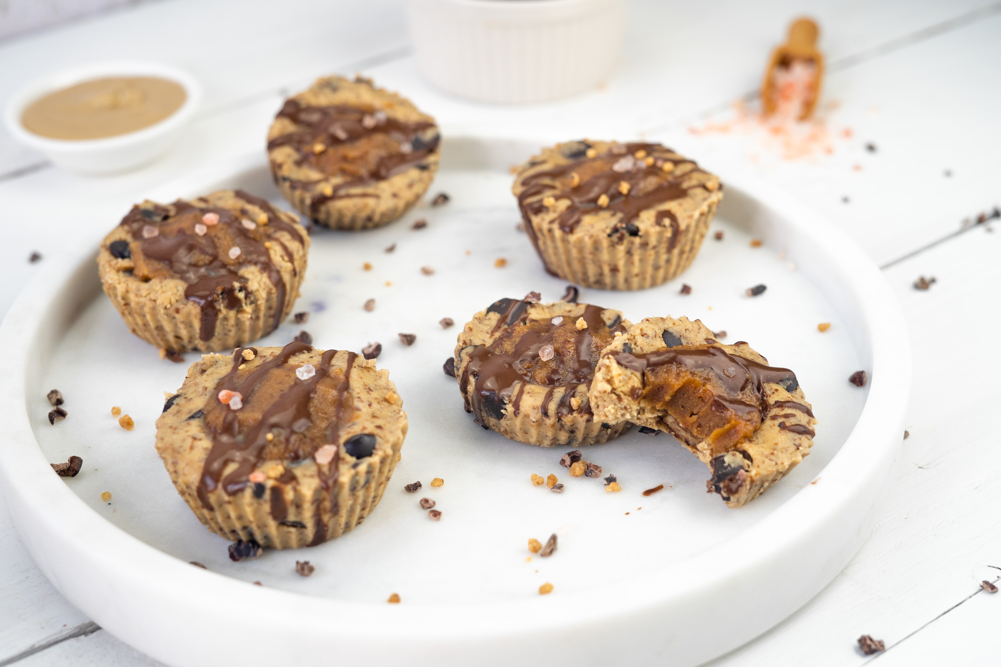 Rezept Serviervorschlag Snickers Cups mit Karamell Füllung