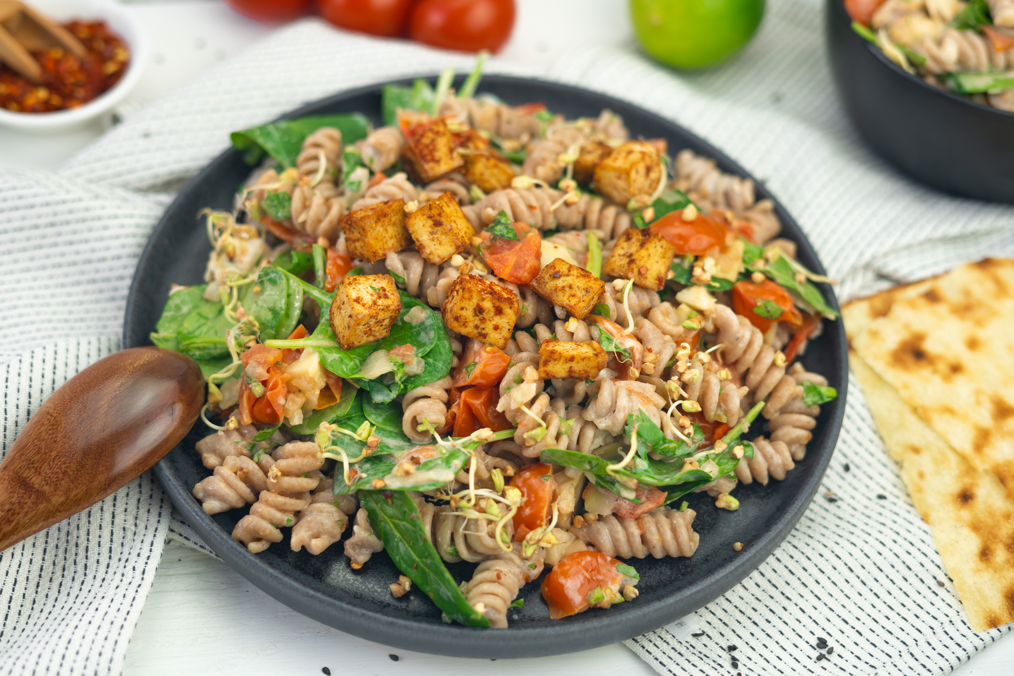 Rezept Serviervorschlag Cremiger Nudelsalat mit Tomaten und Babyspinat