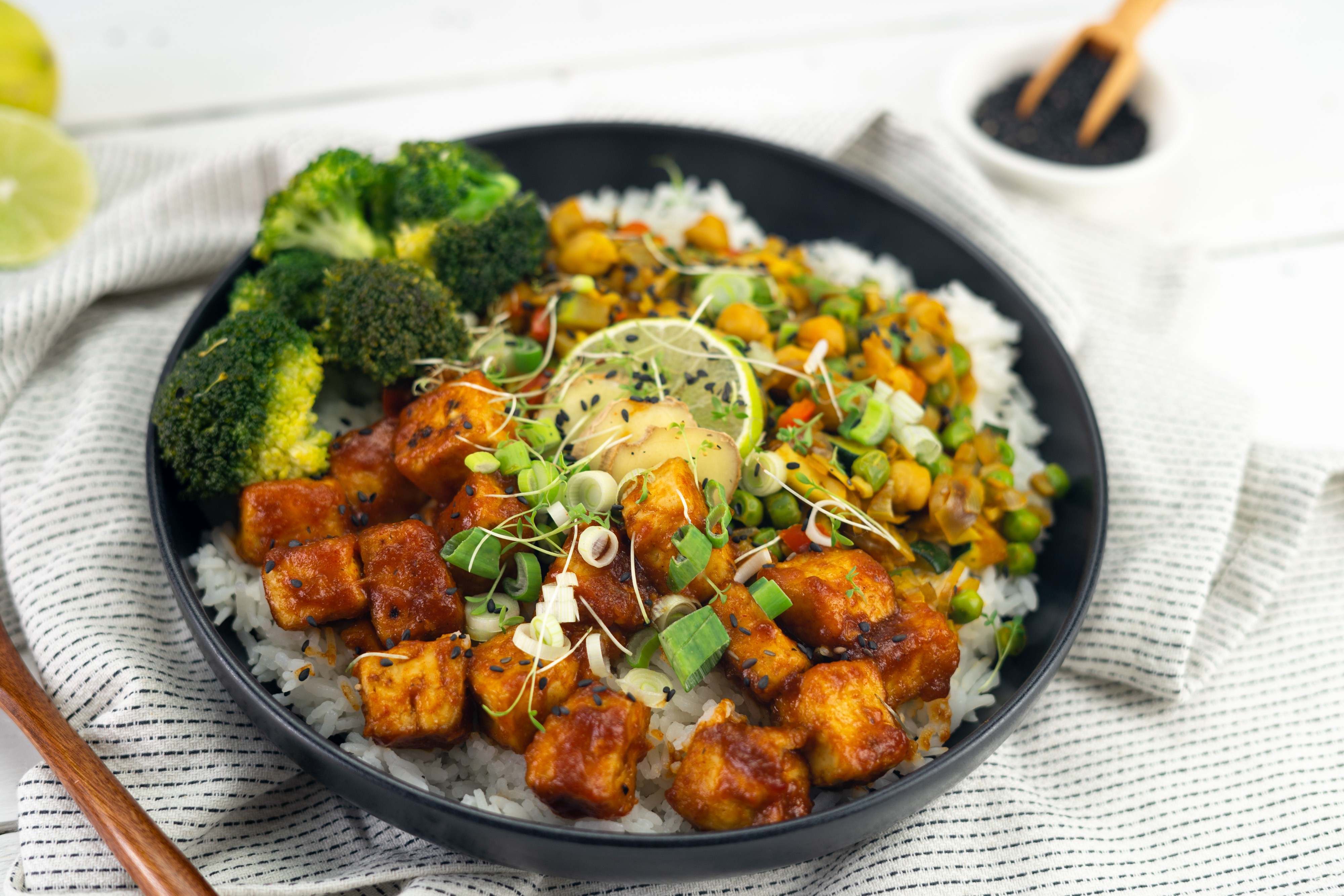 Rezept Serviervorschlag Kurkuma Gemüse Bowl mit sticky Tofu