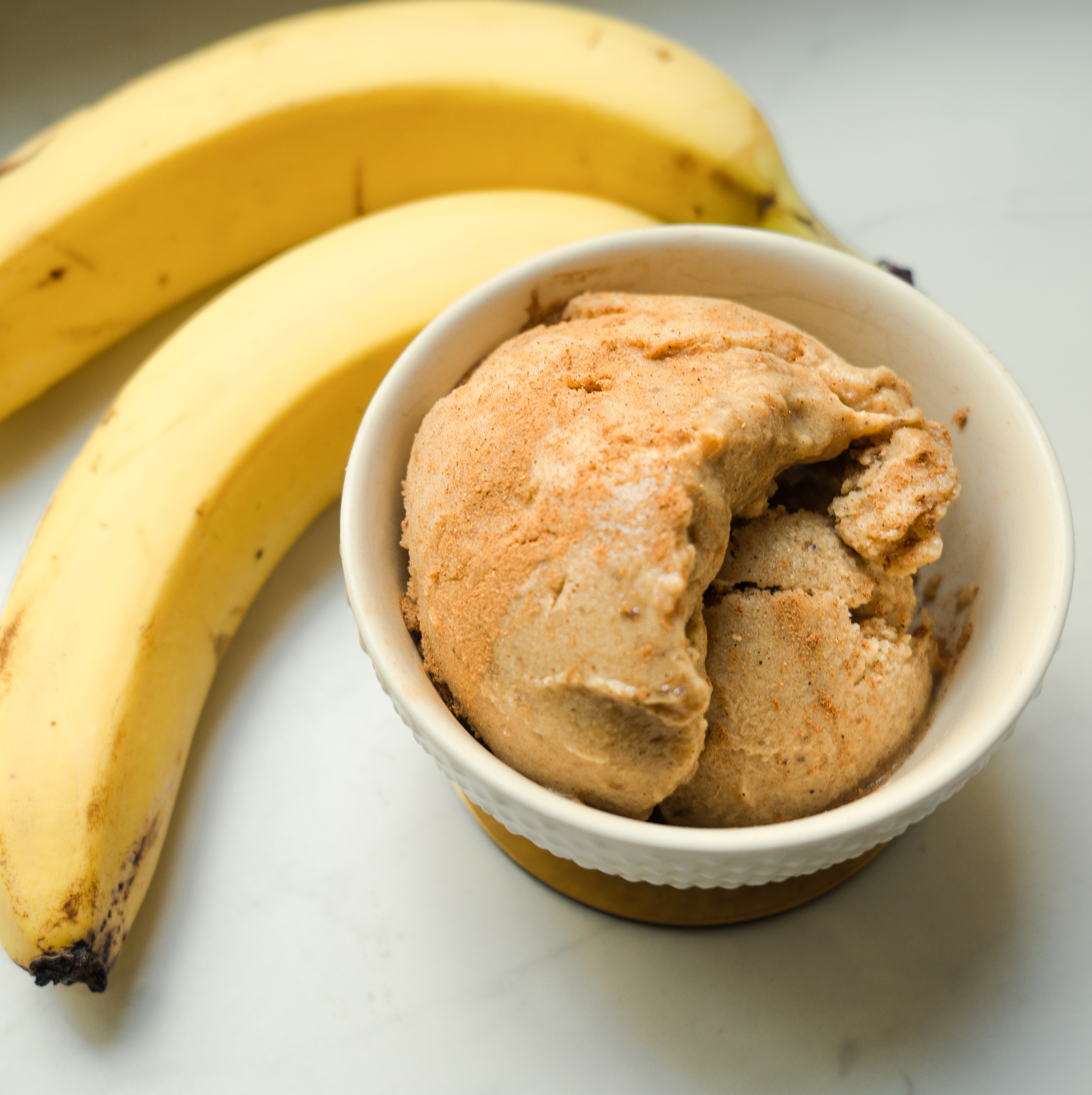 Rezept Serviervorschlag High Protein Banana Cinnamon Nicecream