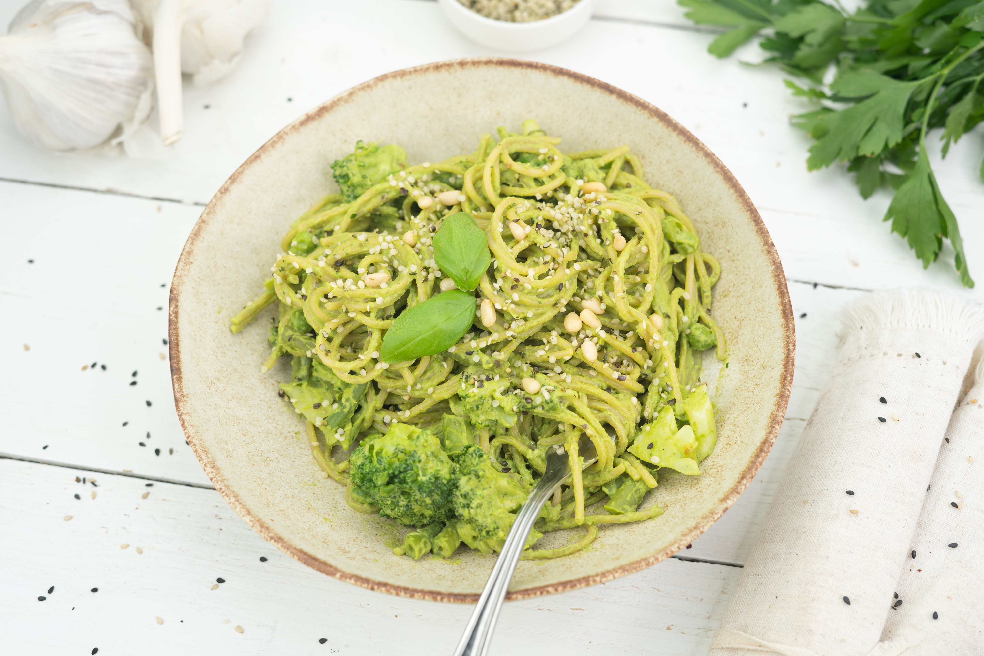 Rezept Serviervorschlag Brokkoli Pfanne mit Erbsen Basilikumpesto