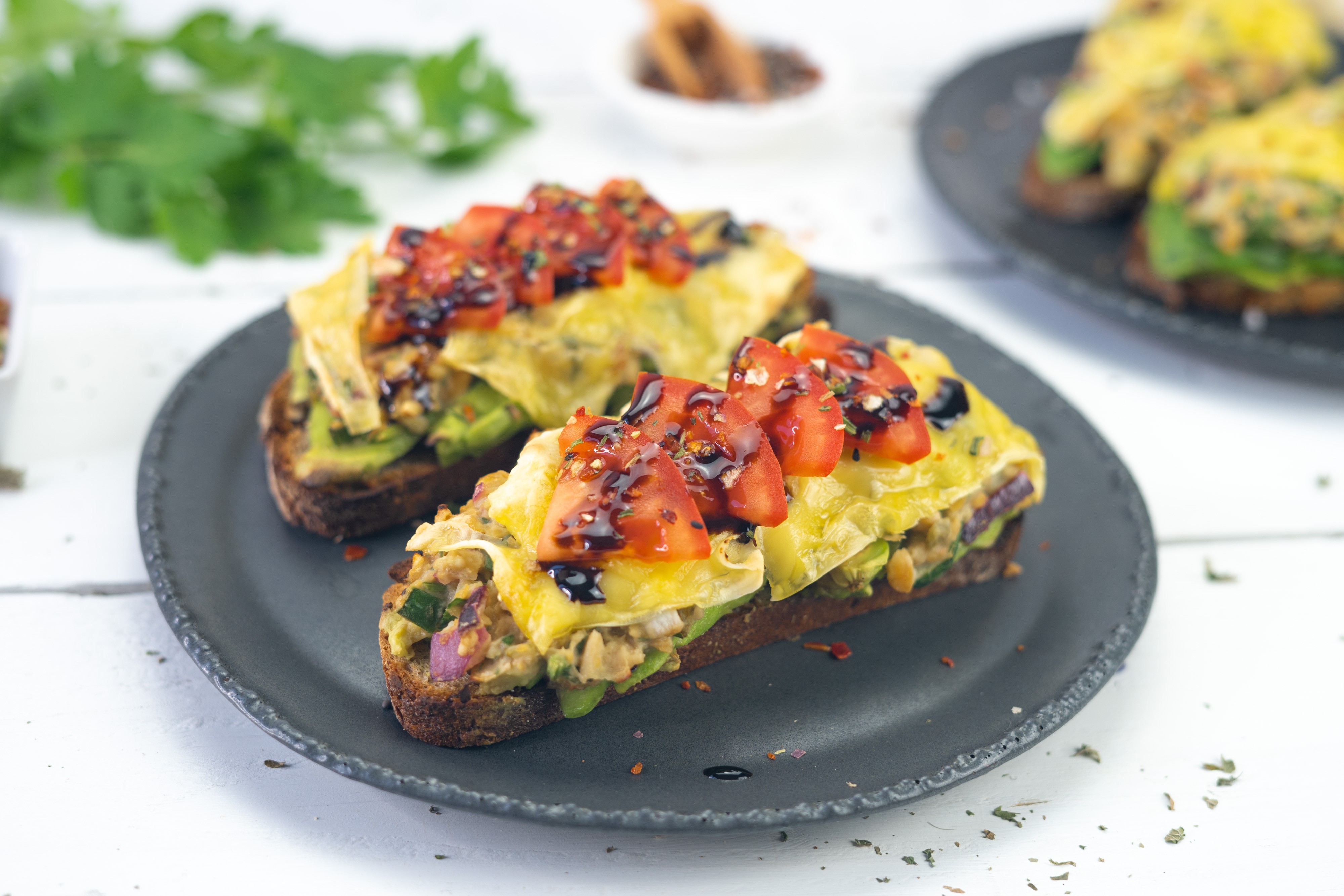 Rezept Serviervorschlag Überbackene Kichererbsen - Avocado Brote mit Kräutern