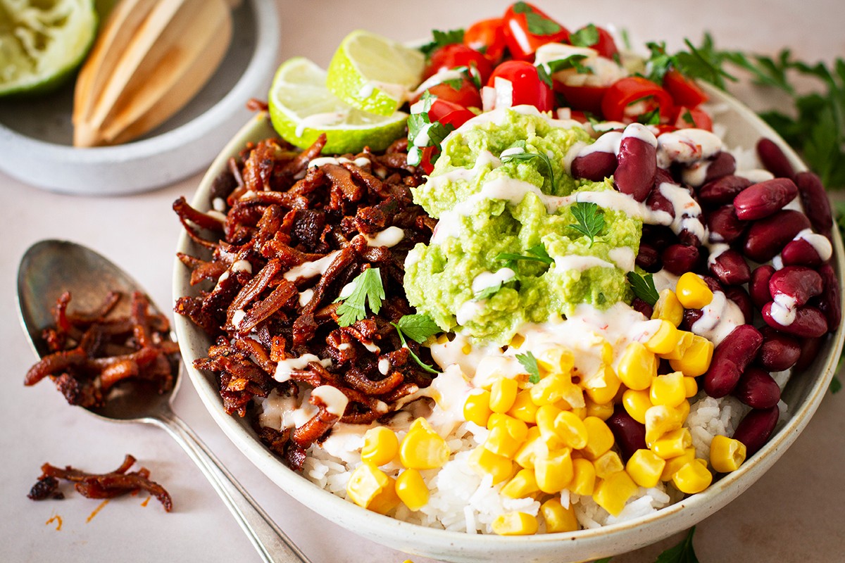 Rezept Serviervorschlag Burrito-Bowl mit shredded Tofu und Chili-Joghurtsauce