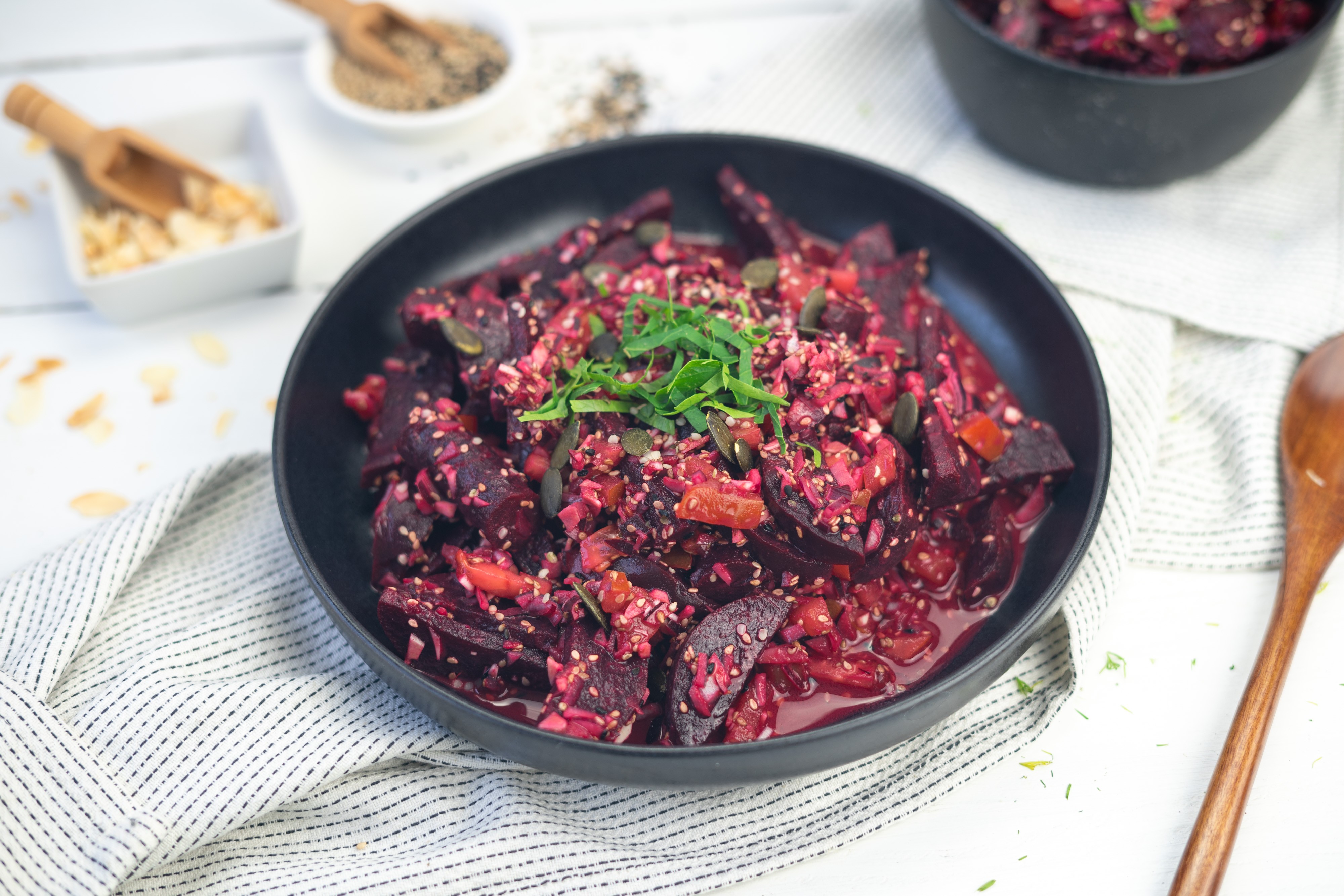 Rezept Serviervorschlag Rote Bete Salat mit Tomaten und Sesam