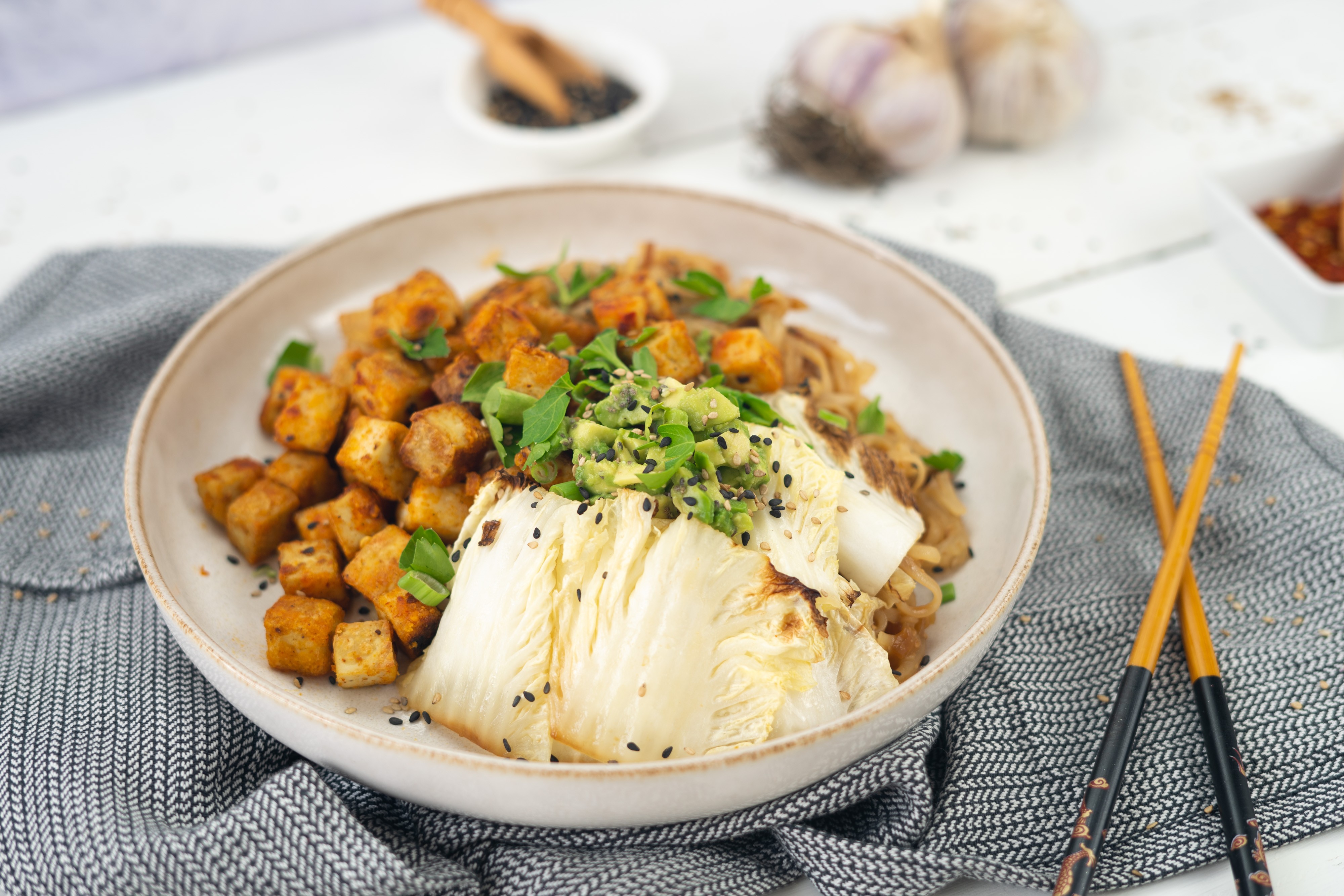 Rezept Serviervorschlag Reisnudeln mit Chinakohl und knusprigem Tofu 