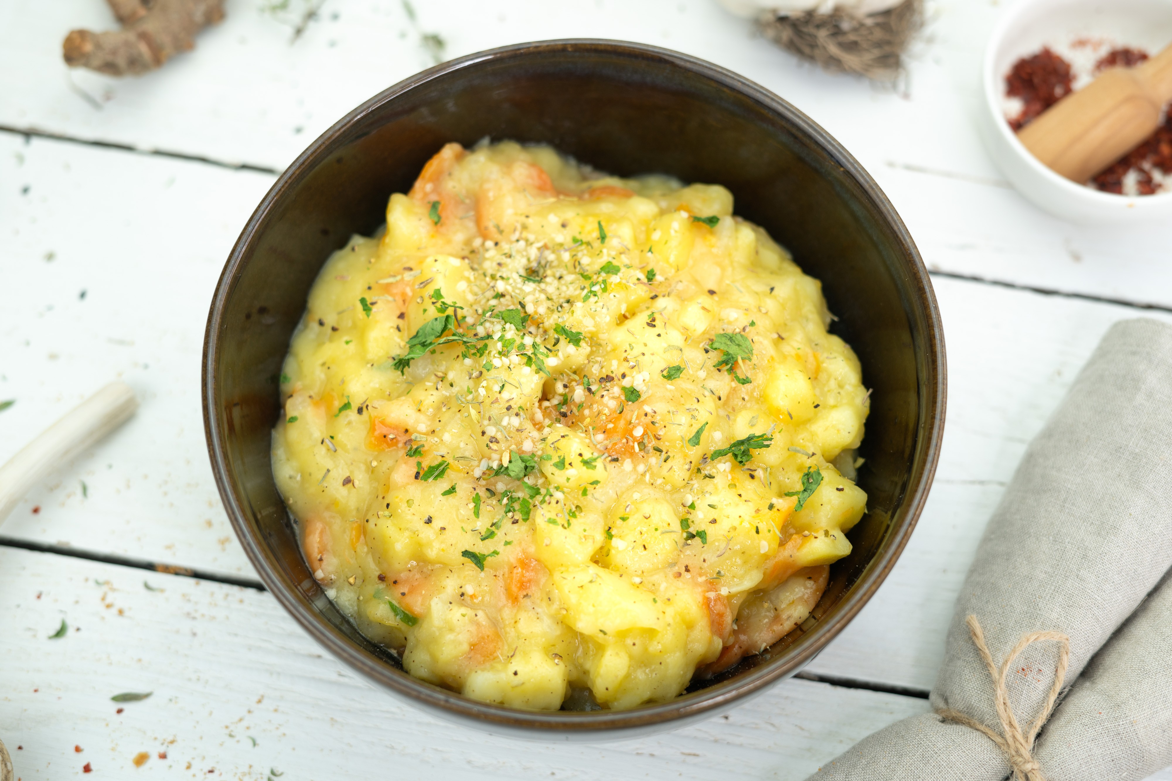 Rezept Serviervorschlag Cremiges Erdäpfelragout mit Frühlingsgemüse