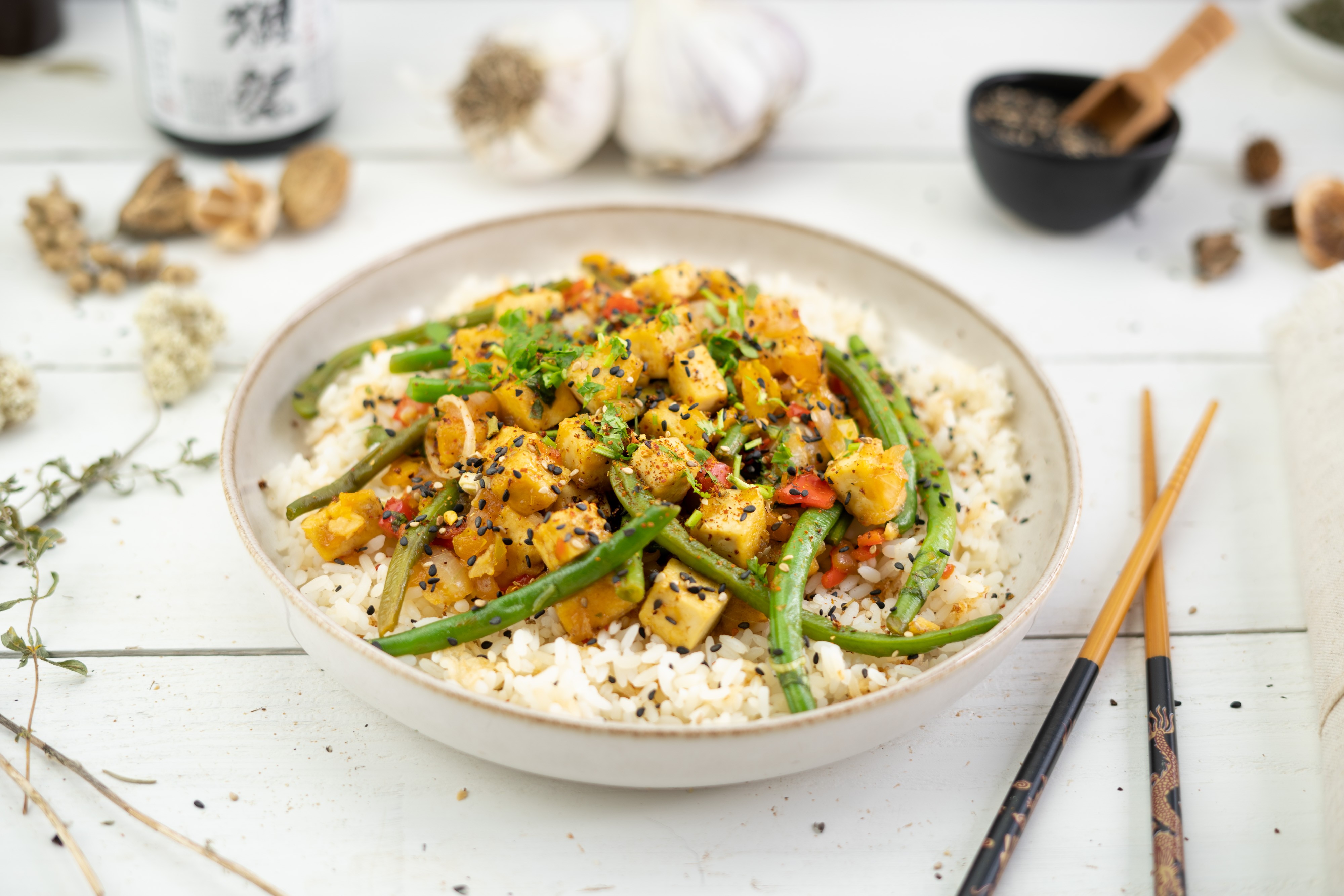 Rezept Serviervorschlag Pad Kra Pao - thailändische Basilikum Pfanne mit Tofu