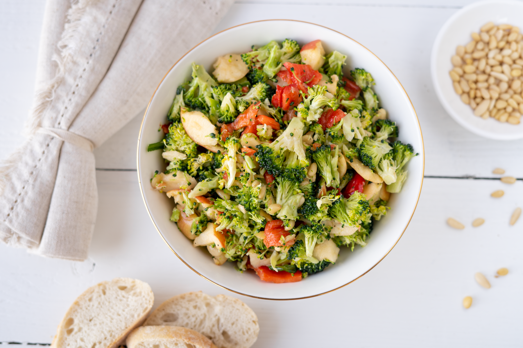 Rezept Serviervorschlag Rohkostsalat mit Brokkoli und Paprika