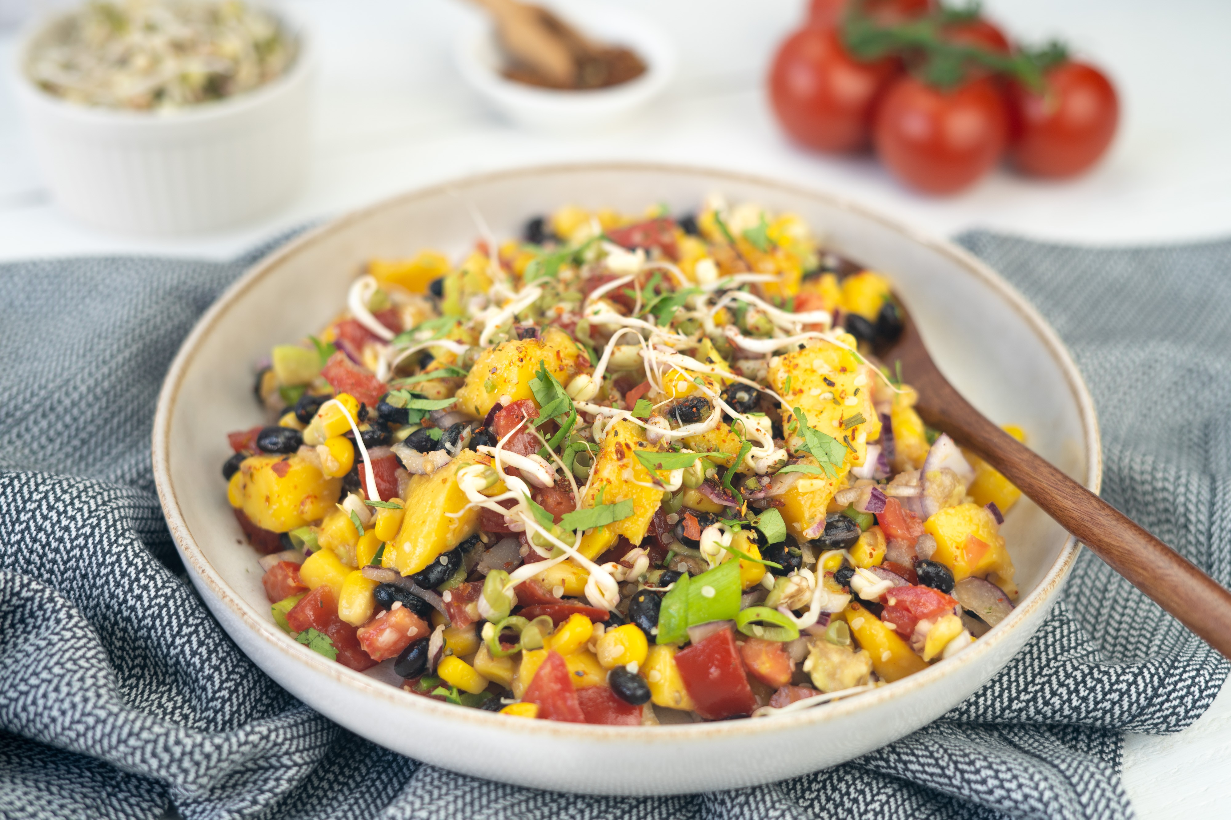 Rezept Serviervorschlag Fruchtiger Bohnensalat mit Mango und Avocado 