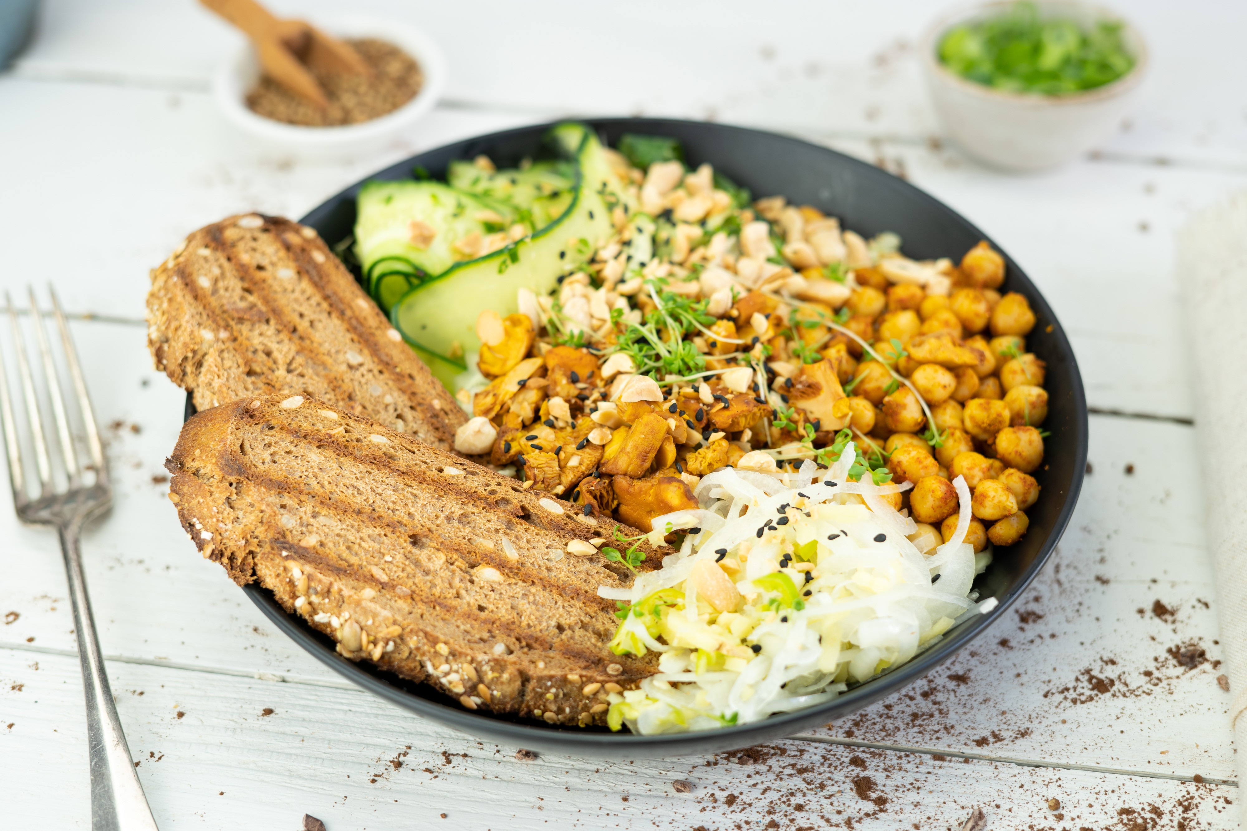 Rezept Serviervorschlag Frühstücksbowl mit knusprigen Kichererbsen und Eierschwammerl